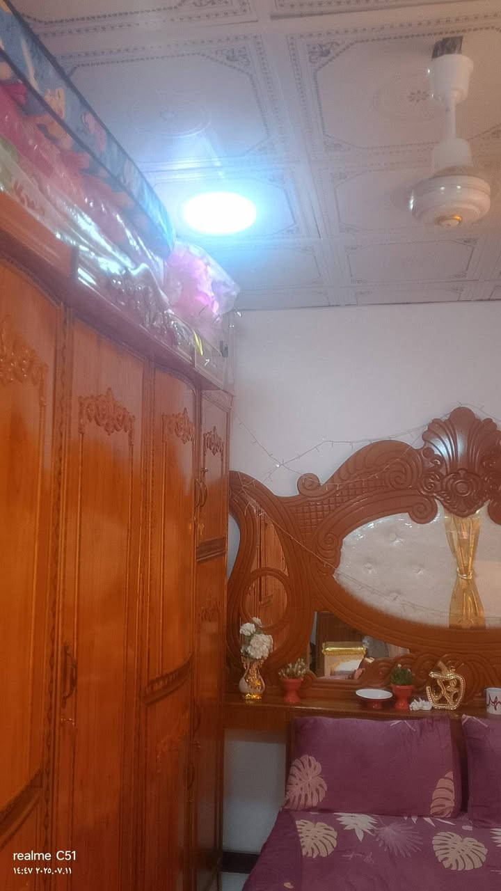 سلام عليكم  بيت زراعي طابقين  المساحه 100متر شرك يحتوي على غرفه نوم وصاله ومطبخ وصحيات واستقبال والطابق الثاني يحتوي على غرفه نوم وصاله وصحيات والسعر 35 مليون وبي مجال للشراي العنوان ناصريه مدينه الصدر خلف الروف نزله ال منهل قرب مولد عايد للاستفسار على الرقم ***********
