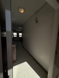 شقه للايجار 100 غربي الموقع  مميز قريب المول  طابق 8 جاهزه للسكن تحتوي...