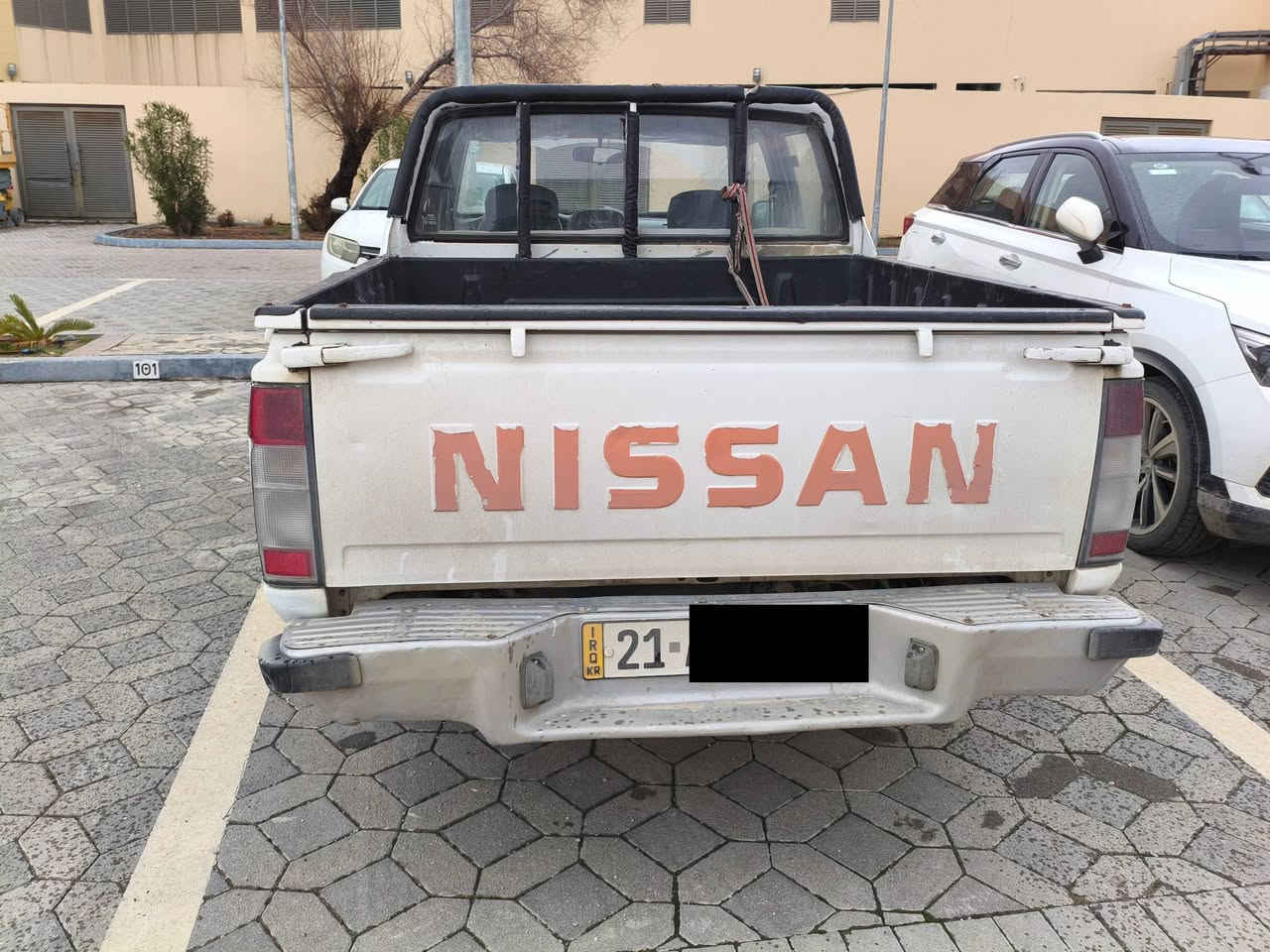 پیکاب نیسان  2002
***********
ڕەقەم سلێمانی بەناوی خۆمەوەیە. سەنەوی مانگی 12 بەسەر دەچێت. تۆ بڵێ ساڵێکی ماوە . 
- تەبرید 
- پاوەر 
- کابرێتەر
- یەک پارچە ڕەش ( چەمەلەغی پێشەوە لای سایەق)
- تۆزێ لە بۆنیتی بۆیاخە و جێ جێ پەڵەی تریشی هەیە . 
- پێشی دەعمێکی سووکی پێوەیە.
- مەکینەی مانگێکە تەشفیتە. 
- گێڕیش ئەوە هەر مەزبووتە.   
- سارد و گەرمی هەمووی مەزبووت
- گڵۆپ و مڵۆپ و گێچ و ئەوانەیشی هەمووی بێ عەیب . 

نرخی 70
تەلەفۆن 
***********
