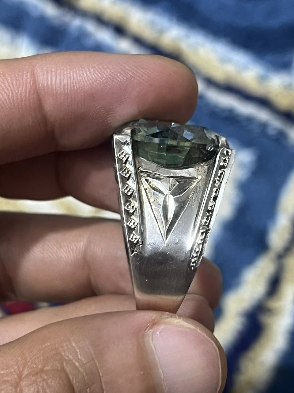 ‌‏﴿ وَسَبِّحْ بِحَمْدِ رَبِّكَ قَبْلَ طُلُوعِ الشَّمْسِ وَقَبْلَ الْغُرُوبِ ﴾
‏كل شيء يسبح لله فلا تغفل سبحان الله وبحمده سبحان الله العظيم🍃
خاتم فضه ملكي بصياغه فخمه ثقيله الوزن 
متوج بحجره كبيره من الموزنايت الطبيعي 
لا يوجد توصيل لدي 

مكاني بغداد الحبيبيه ***********
