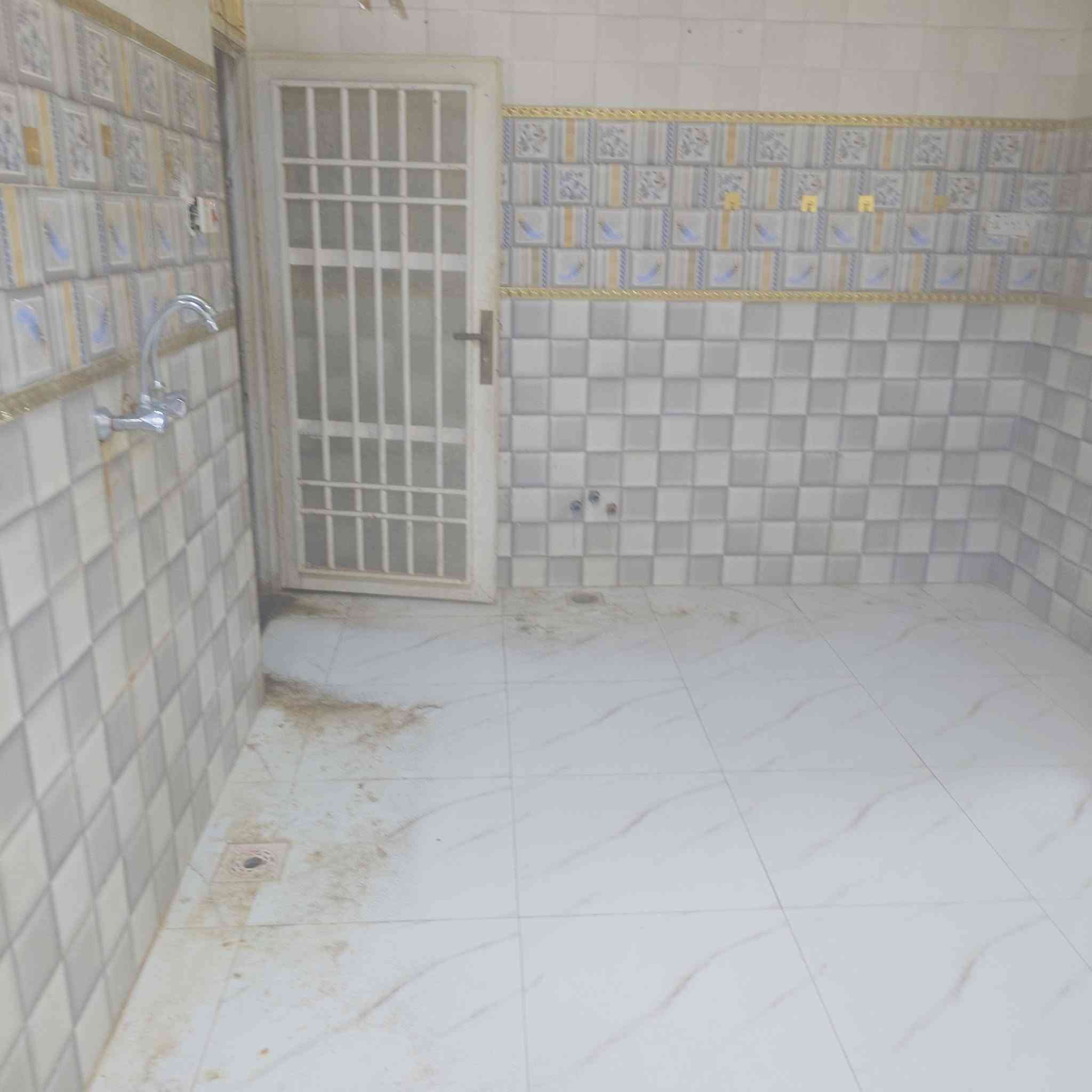 بيت الايجار غرفه وصاله ومطبخ واستقبال وحمامات داخليه خارجية ايجاره 300 
عنوان خلف المعهد الفني قرب السيطرة القديمة 
***********
