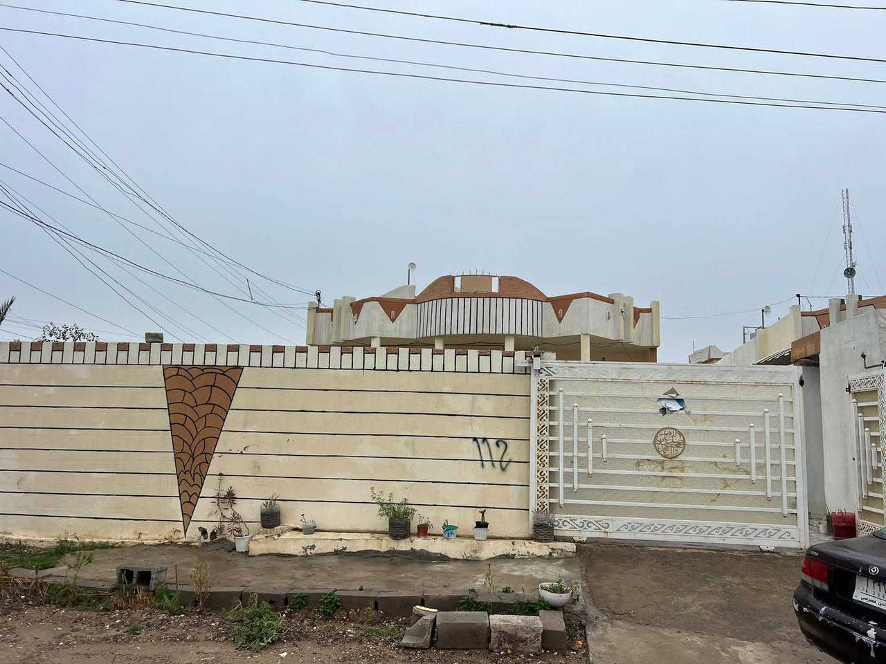 بيت ركن للبيع زراعي يحتوي على غرفتين نوم واسقبال ومطبخ حار بارد حمامات خارجيه وداخليه ومساحه الارض ٦٠٠ م يقع في حي السلام قبل سيطرة دخول قضاء العلم مع كافة محتوياته من اثاث وسبالت  وكاونترات حديثه السعر المطلوب ١٠٠ مليون للاستفسار الاتصال بالرقم ***********
