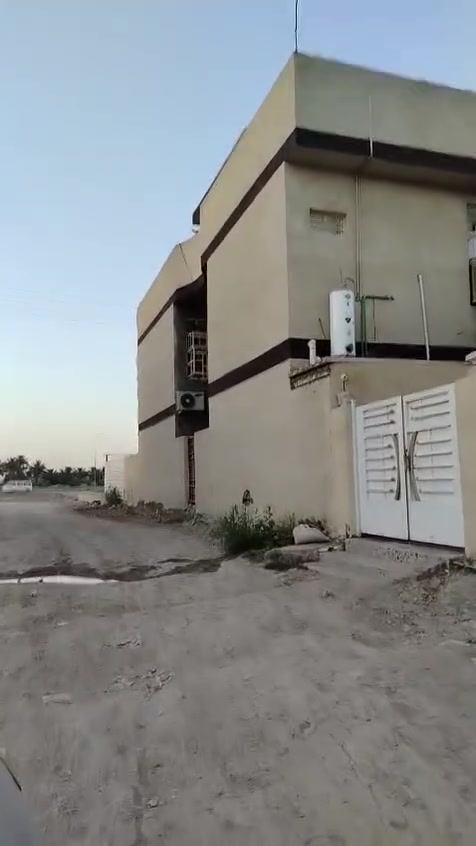 قطعةً ارض. ١٠٠ م. واجه ٥نزال ٢٠ للبيع ابو غريب حي الشهداء قرب النفق خلف اسواق الغريري  الفرع خلف الدور. المواجهة للسريع مباشرة. الاتصال علي الرقم  ***********

