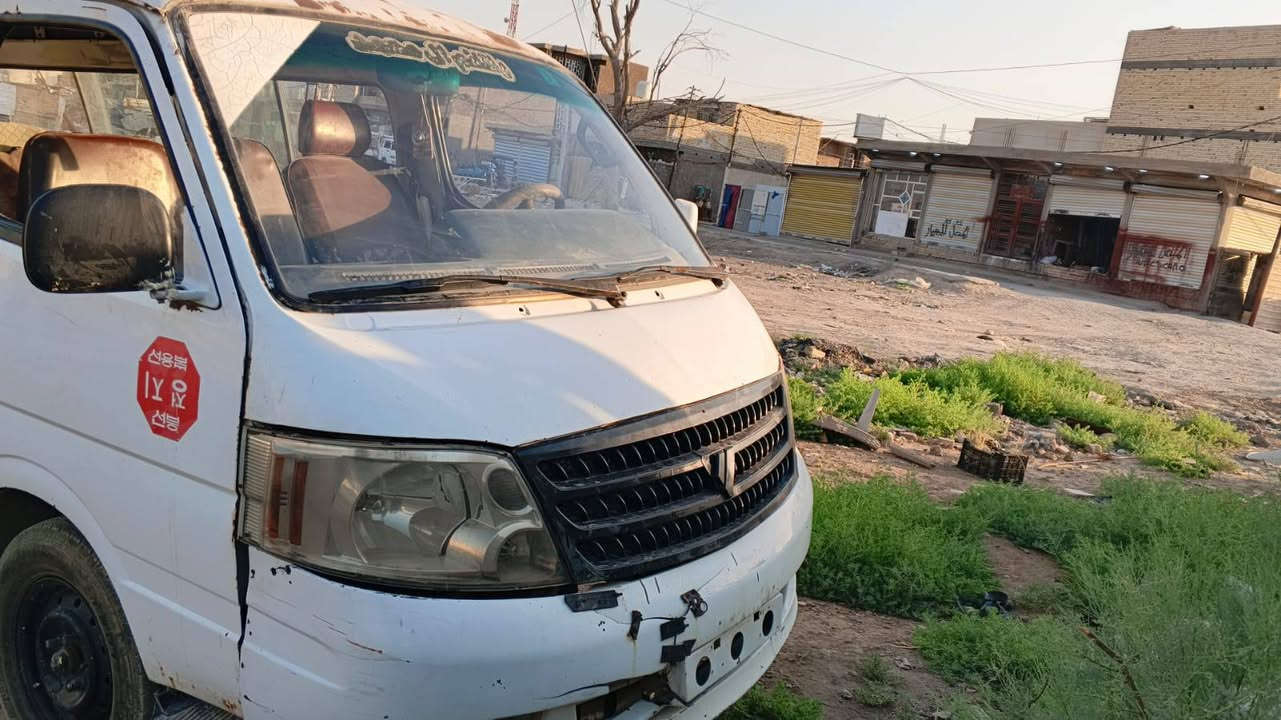 سلام عليكم سيارة فتون موديل 9بيها مكينه ونجي رقم موجود احمر ابيع كوم حديد كفاله من السرقات وعشائر 
سعر 14بيها مجال بسيط رقمي ‏‪***********‬‏
