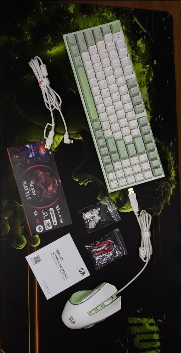 🟢 كيت قيمنق متكامل Redragon S134 Combo - الطبعة الملكية باللون الأخضر الماتشا والأبيض 🟢
لكل شخص يبحث عن التميز والراحة بالأداء والمظهر، هذا الكيت الاحترافي (ماوس + كيبورد ميكانيكي) من شركة Redragon العالمية يجمع لك الأناقة الاستثنائية مع الأداء العالي في الألعاب والعمل.

⌨️ مواصفات الكيبورد الميكانيكي (Mechanical Keyboard):
 تصميم مدمج وذكي (94 مفتاحاً): يوفر لك مساحة ممتازة لحركة الماوس على الطاولة، مع الحفاظ على لوحة الأرقام الجانبية (NumPad) الضرورية.
 سويتشات ميكانيكية احترافية: توفر لك استجابة سريعة جداً وصوت "كليك" ممتع، مع ميزة التبديل السريع (Hot-Swappable) وسويتشات إضافية مرفقة بالعلبة.
 إضاءة RGB كاملة: تأثيرات إضاءة خلفية متعددة ومبهرة يمكن تخصيصها بالكامل لتناسب ثيم غرفتك.
 كابل Type-C منفصل: كابل أبيض متين قابل للفصل لسهولة التنقل والصيانة وحماية الكيبورد.

🖱️ مواصفات ماوس الألعاب عالي السرعة (Gaming Mouse):
 حساسية خارقة (DPI): تحكم كامل بالسرعة يبدأ من 800 ويصل إلى 7200 DPI لتوفير دقة لا متناهية في ألعاب الشوتر (FPS).

 سرعة استجابة فائقة: معدل تحديث يصل إلى 1000Hz (Polling Rate) يعني صفر تأخير في اللقطات الحسمية.
 أزرار قابلة للبرمجة: يحتوي على 7 أزرار كاملة لتخصيص الأوامر والاختصارات داخل الألعاب.

 تصميم مريح لليد: يمنع التعب خلال جلسات اللعب الطويلة مع إضاءة RGB تتماشى مع الكيبورد.

📦 محتويات العلبة (الملحقات كاملة):
 الكيبورد الميكانيكي + كابل Type-C الأبيض.

 ماوس القيمنق الاحترافي.

 أداة (Keycap Puller) باللون الأحمر لسحب الأزرار بسهولة.

 كيس يحتوي على سويتشات ميكانيكية بديلة ومثبتات.
 كتيب التعليمات وكارت الترحيب الخاص بـ Redragon.

💰 السعر: 55 ألف دينار (قفل)

واتساب : ‭ ***********‬ Colombo, Sri Lanka
