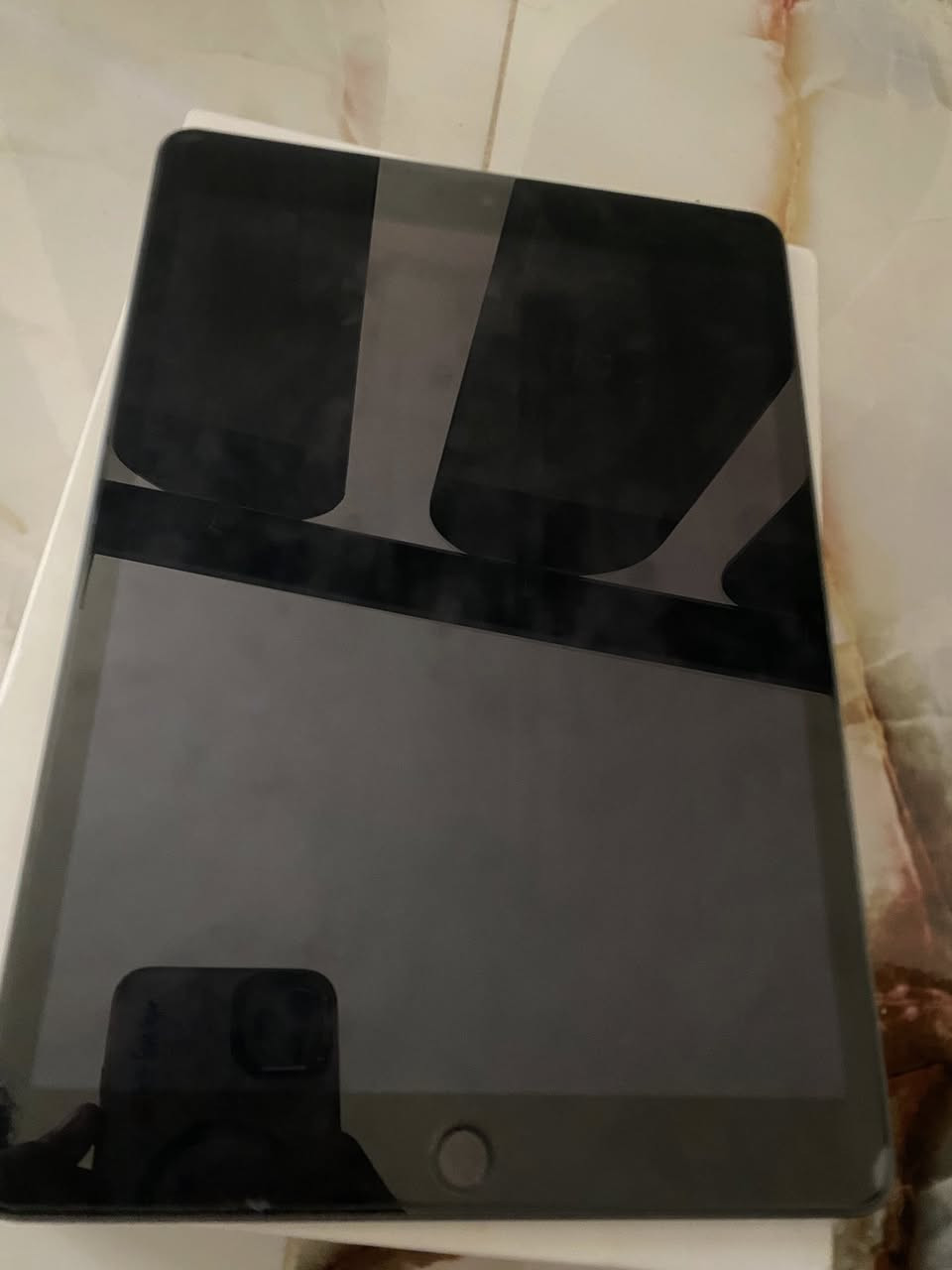 سلام عليكم ايباد للبيع نضافه ٩٩٪صارله شهر من الاستعمال ؜مكان حله شارع ٨٠.  الرقم***********
