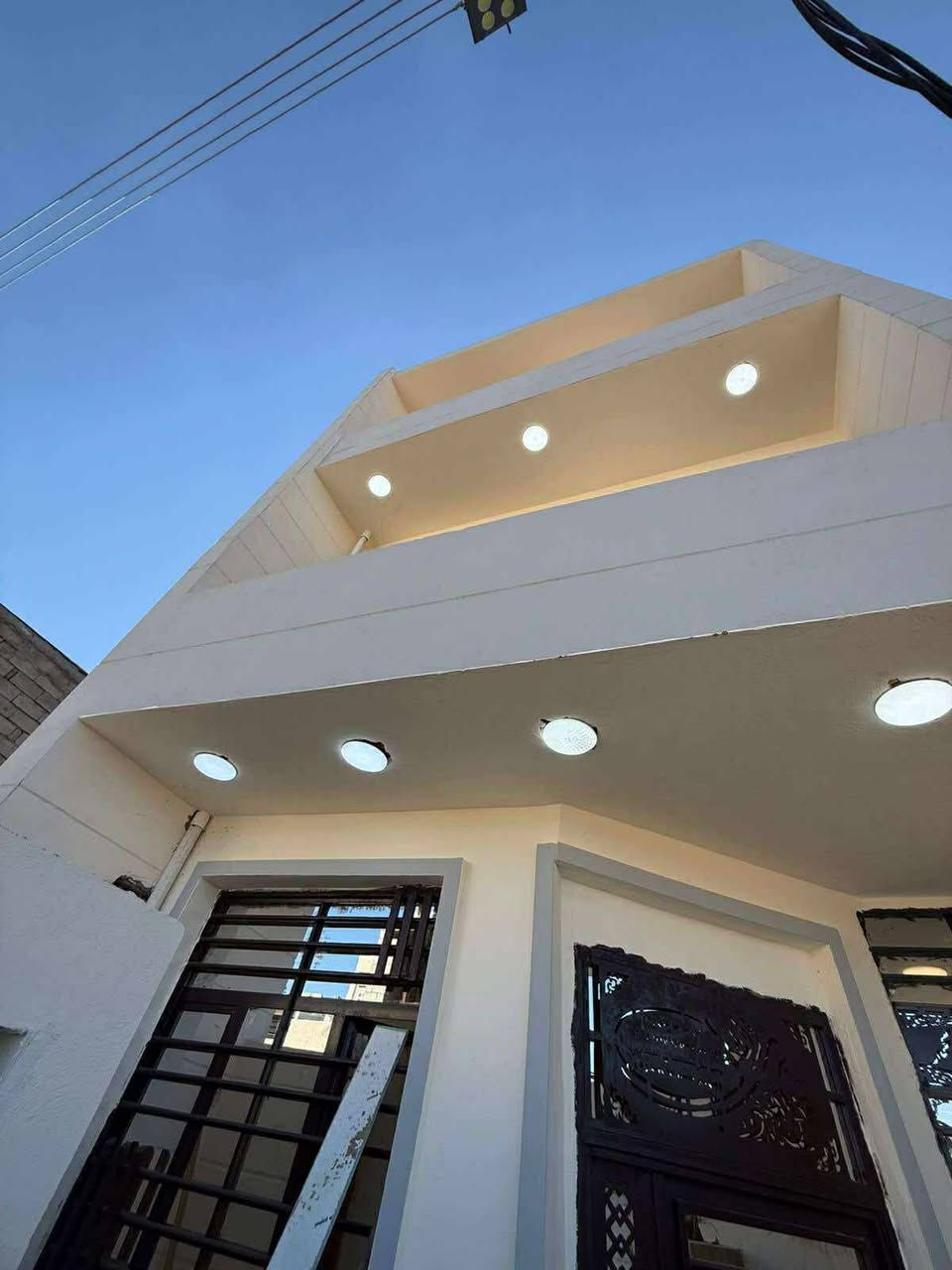 السلام عليكم تعلن شركة الجبوري للعقار والمقاولات العامه عن بيع دار ملك صرف زراعي سند 25 في منطقة الجزيره مقابل برج الجزيرة بناء حديث درجه أولى كامل الاخدمات
1 المساحة 100 متررر 
2 الواجه 5 مترررر 
3 النزال 20 مترررر 
4 عرض الشارع 10 مترررر كامل الاخدمات 
5 السعر 150 مليون وبي مجال 
يتكون من 3 طوابق 
طرمه وصاله وحولي ومطبخ ومنور وخدمات 2 و4 غرف نوم 
عنوان الشركة الكريعات الكويتي شارع حسينية ابي تراب قرب فلكة القرغولي استفسار اتصال على الارقام التاليه 
*********** أبو صكر الجبوري 
***********
