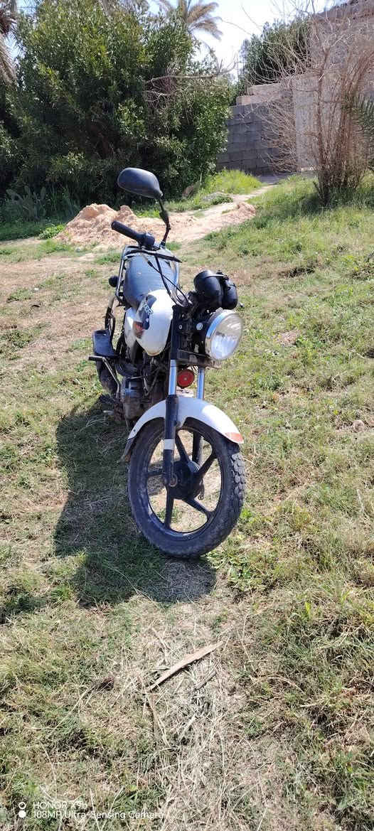 السلام عليكم دراجه بوكسر للبيع موديل 20 اوراق اصولي شرط الترقيم الدراجه محوره محرك ستوته او كاصين البوري الشيال او ملحوم  مثل ما موضح بل صوره الدراجه انطي وياه محرك دايوان عوزه بس بوش او بستم  مكان واسط قضاء الحي السعر 750  للستفسار الا تصال على ***********
