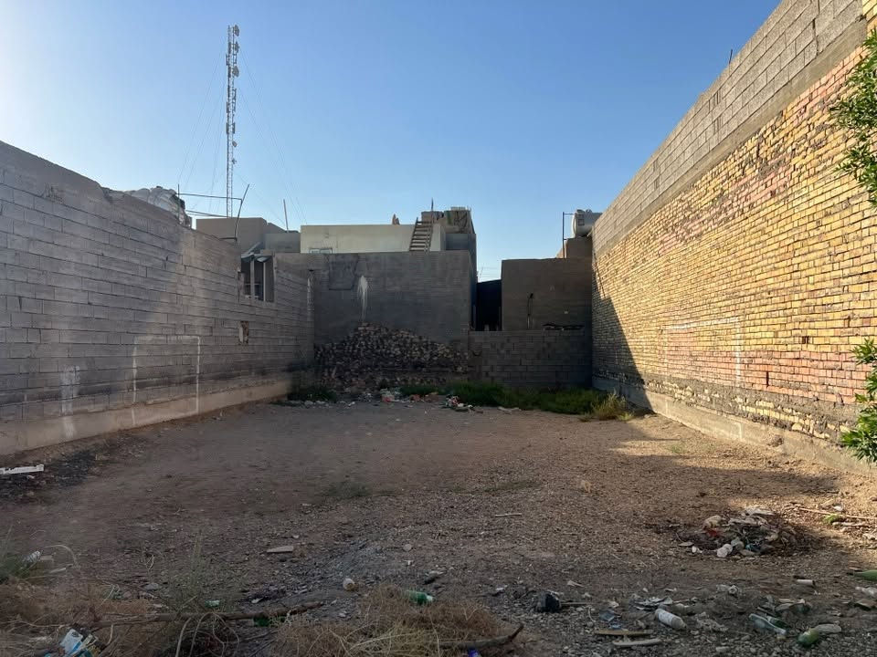 🚨 فرصة ذهبية للاستثمار 🚨
قطعة أرض مميزة للبيع بموقع قوي جداً

📍 الموقع:
وجه شارع 60
قرب شارع فاكرة وجسر القاسم

📐 المساحة: 200 متر
📏 الواجهة: 10 متر
📏 النزال: 20 متر

💰 السعر:
سعر المتر 650 ألف فقط 🔥

✨ مميزات العقار:
✔ موقع مباشر على شارع 60
✔ قريب جداً من مناطق حيوية وجسر مهم
✔ واجهة ممتازة وتنظيم مثالي
✔ مناسب للاستثمار السريع أو السكن

📞 للتواصل:
🏢 مكتب السراج للعقارات
📍 الرمادي – شارع 20 مقابل ماركت العبيدي
📱 *********** (نهاد)
📱 ***********(المكتب)
