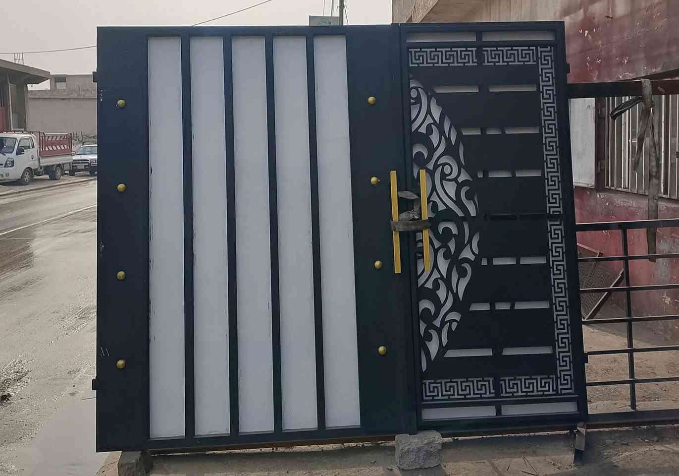 باب حوش ودرج وابواب غرفة وشبابيك للبيع الموصل صناعة الكرامة حي الكرامة
***********  /  ***********
