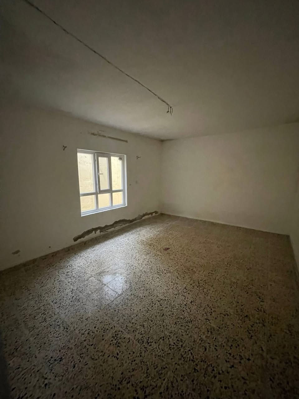 ⚜️مكتب البلديات للعقار⚜️
للأيجار للايجار 
دار سكني في حي الزهراء ( حي صدام سابقاً ) 
قرب مدرسة القعقاع 
المساحة ١٠٠م طابق واحد
غرفة نوم وهول واستقبال ومطبخ وصحيات وبيتونة وكراج
٢٥٠ الف الايجار
للإستفسار الاتصال☎️ ***********
عنوان المكتب / الموصل حي المشراق فرع مطعم طماطة2
