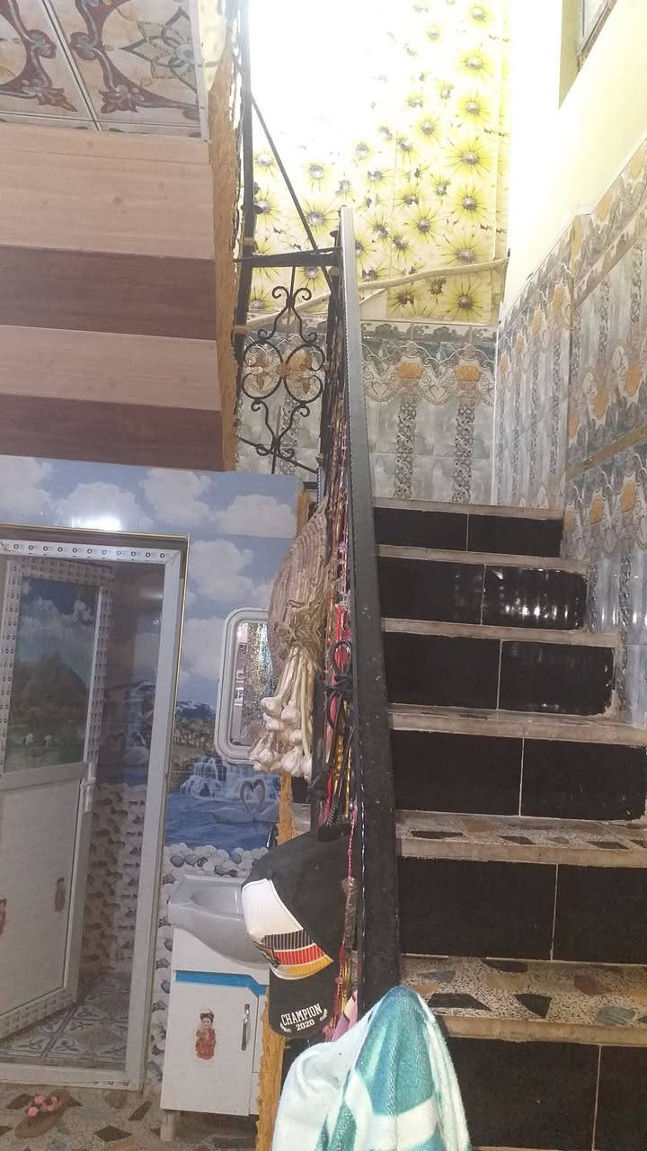 بيت طابقين للبيع طابوصرف للبيع حي المربع بيت متعبة عليه الطابق الأول غرف عدد٢ وصاله واستقبال والطلاق الثاني عددالخرف ٢ وصاله عددالحمامات ٣ السعر١٣٠ للستفسار***********
