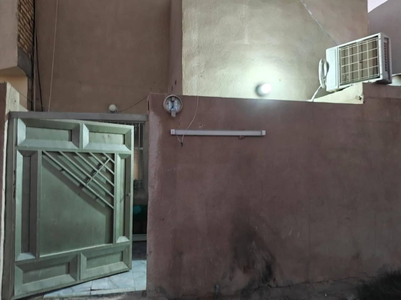 السلام عليكم
بيت للبيع في الكوفة شارع المطار الجديد مقابل باب الدخول المطار قريب على الشارع ١٠٠ متر طابقين طابوق الاساس صب السعر ٤٠ مليون وبي مجال للاستفسار ***********
