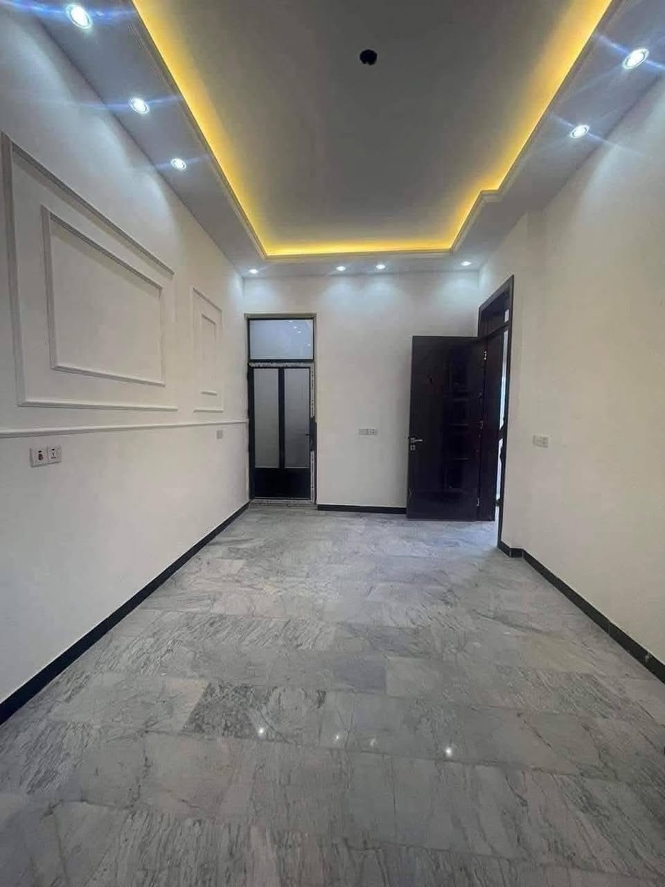 #للبيع_في_السيدية_50م_ركن_واجهة_6م_روماني
مناسب جدا جدا (268 مليوووون 
 مساحته 50 متر 
 واجهة تبلغ 6 متر
نزال يبلغ 8.35  مترًا

🛌🛋️ يتألف الطابق الأرضي من مدخلين صاله ومطبخ بالإضافة إلى حمام ملحق.

🛏️🛁 يتألف الطابق الثاني من  2 غرفة نوم 

🏡 أما الطابق الثالث، يتألف من غرفة نوم سويت    

📍موقع المنزل ركن في مربع الضباط خلف مطعم اكليل الجبال 

عندك بيت 🏠 وحاير شلون تبيعه احنة نجيبلك المشتري وبسعر الذي يناسبك

عندك بناء 🏗️ وما عندك وقت تبني احنة نبني لك بأسعار تنافسيه وبكوادر هندسيه مع توثيق مراحل العمل بالتصوير حتى تكون مطمئن

(التعامل والتفاوض مع صاحب العقار مباشر)

كنت تبحث عن فرص استثمارية عقارية في السيدية، يفضل عليك التواصل مع مكتب الاعمار  الهندسي  للاستثمار العقاري للحصول على المزيد من المعلومات والاستشارة.

للاستفسار اكثر الاتصال على الارقام التاليه ؛.

***********

***********

او زياره موقع الشركة 📍
السيدية الضباط مجاور افران الزيتون 2 
#شركه_الاعمار_الهندسي_للاستثمار_والتطوير_العقاري.
