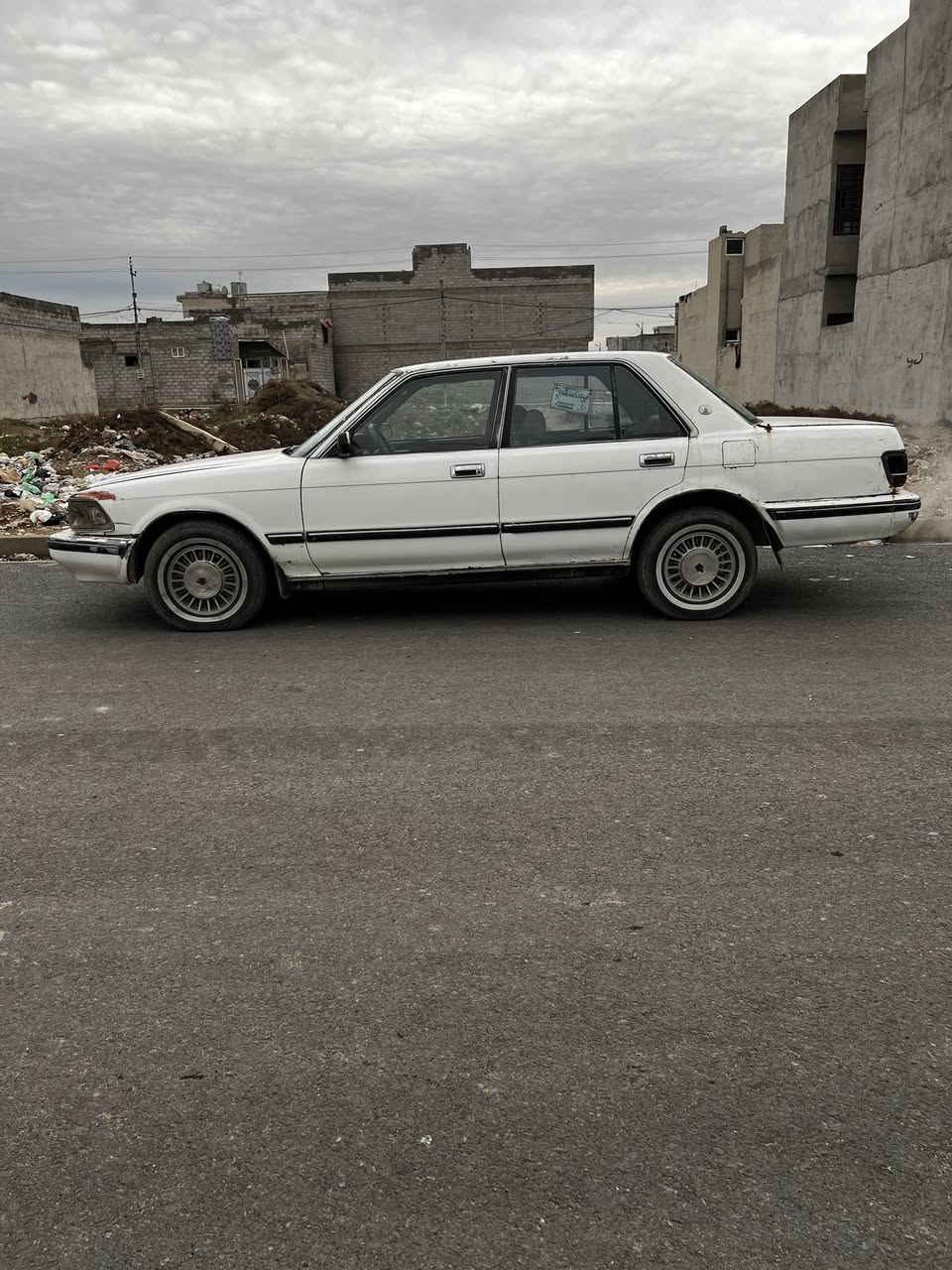 سيدان موديل 88     مشروع وطني باسمي شرط تحويل ✅
سنوية وهزه لي 2026.8
كير ومحرك شرط   بلادي توماتيك 
تبريد تدفئة شغاله 
ضررها تاكيه جها السايق و الكشر كدام العين 
سعرها 28 وبيها مجال 
عنوان موصل ايسر
***********         ***********
