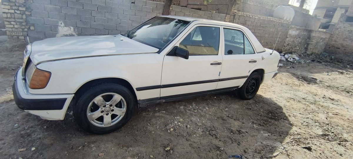 السلام عليكم سياره مارسدس دوب للبيع موديل 85 مكاني بغداد السعر 30 وبيهة مجال الرقم ***********
