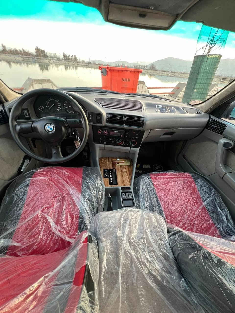 سه ره تا به ناوي خوا
Bmw 525 تؤماتيك  
مؤديل 1992 فول
ئارم پلاستيك سلئماني 
سلايت كوشت هيته ر
ته بريد ساردو گه رم له سه ر سويچ
ده عامي بؤ ده عامي به شه رت چركه ي تيا نيه 
چه كوچي پئوه نيه عام بؤياخ له سه ر ساخه
گشت گياني له سه ر بيلادي ماوه ته وه 
به شه رتي 100 وه ستا 
نرخ 60 گلاو معامه له يه كي برايانه 
شوئن: رانيه
ژم وه تس ئه پ ***********
