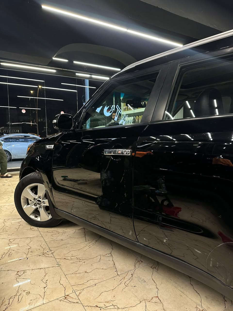 السلام عليكم 
كيا صول 2018 رقم بصره تحويل
سنويه ورقام جدد. وارد امريكي
فول مواصفات 1/1 شاشه جبيره كامره حساسات تحكم ستيرن رادارات كشنات كهربائيه جلد (تبريد تدفئة ) ( بنراما  (فتحة) محرك 2000 بصمة ابواب بصمة تشغيل يدات كروم. مرايات شفط ماشيه. 
جاهزه السياره تبريد كير محرك حداديه تخم تاير. مكاني البصره
شراي يخابر ع رقم

***********
