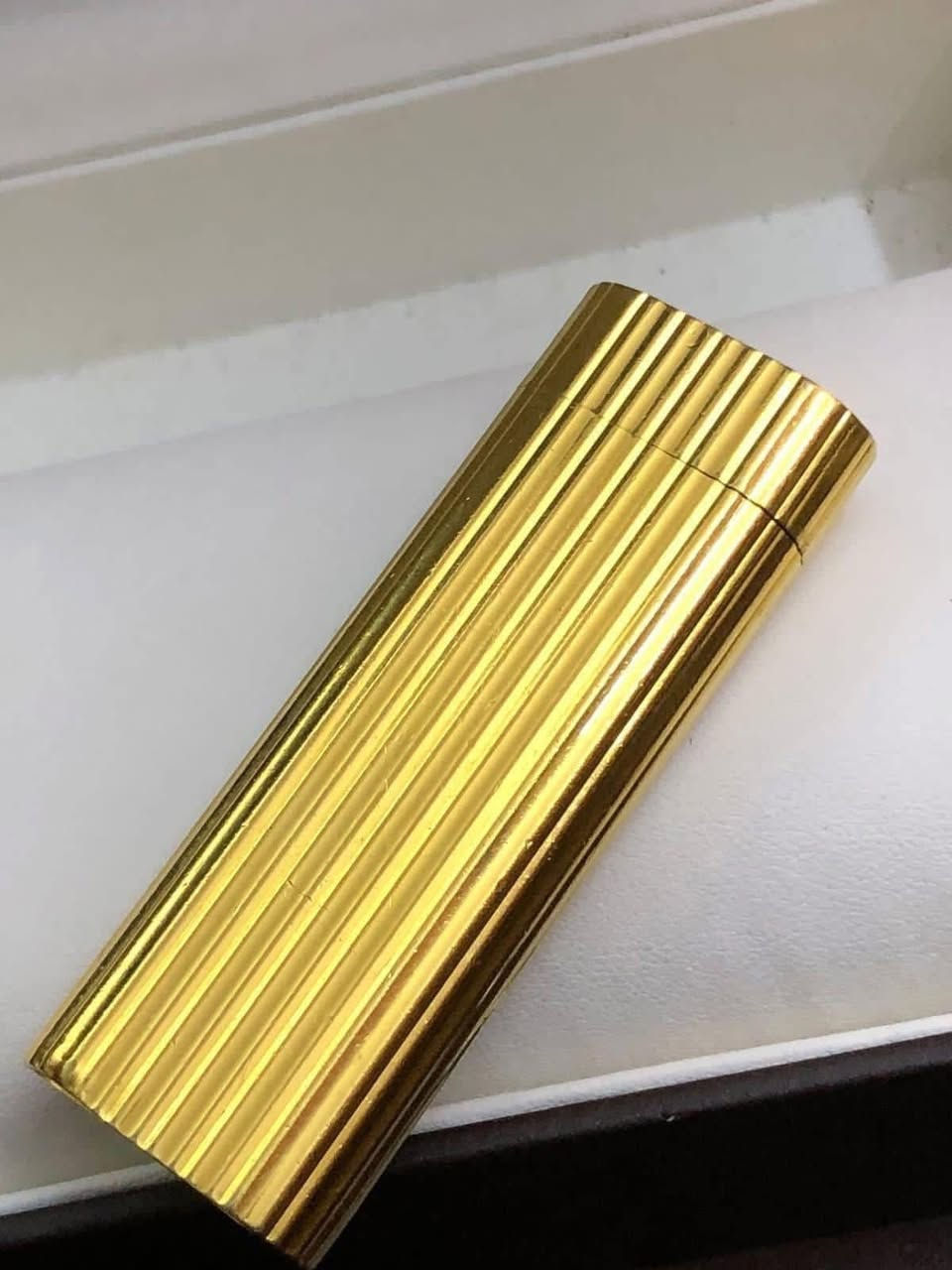 قداحه كاتير ( Cartier) 
من مجموعة دار الازياء الفرنسية الشهيرة 
نقش  ذهب مميزة نظيفة 
انتاج الثمانينات 
للاتصال ***********
