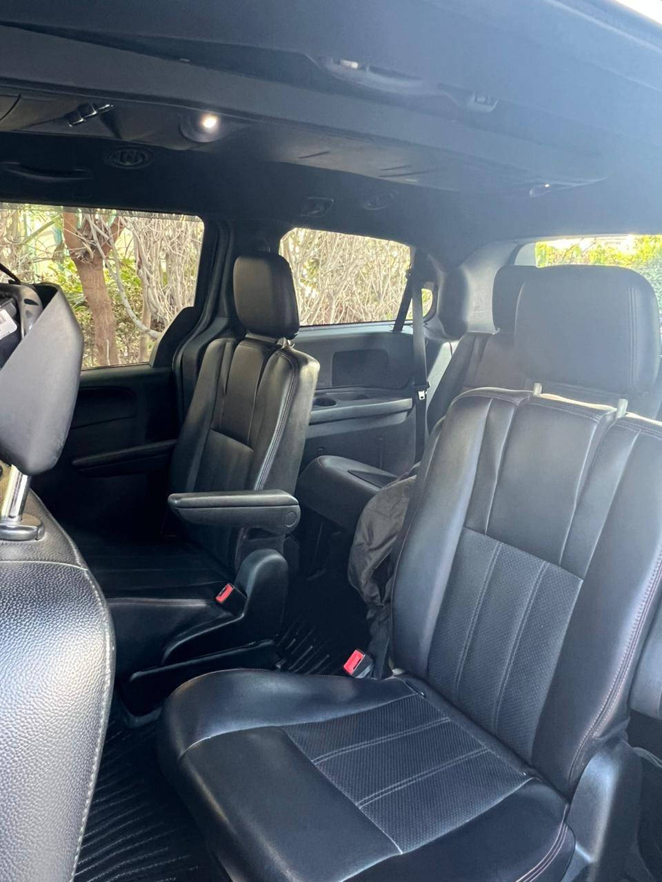 دوج كرفان فول من عده فتحه ماشي 120الف كيلو
حادث جاملغ  خلفي نصف جاملغ أمامي وصندوق تبخير السعر 140الف دولار ت***********بغداد
