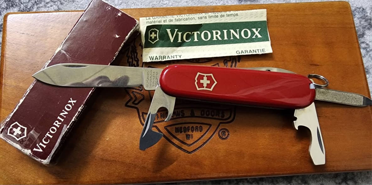 سويسري فكتورينوكس
حجم وسط جديد غير مستخدم
السعر ٤٠ الف


**إذا كنت صاحب هذا الإعلان وتريد حذفه لأي سبب، رجاءا أرسل رسالة إلى الدعم الفني**