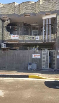 بيت حديث للبيع مساحه 144متر ثلاث طوابق يحتوي على حوش واستقبال وصاله و7...