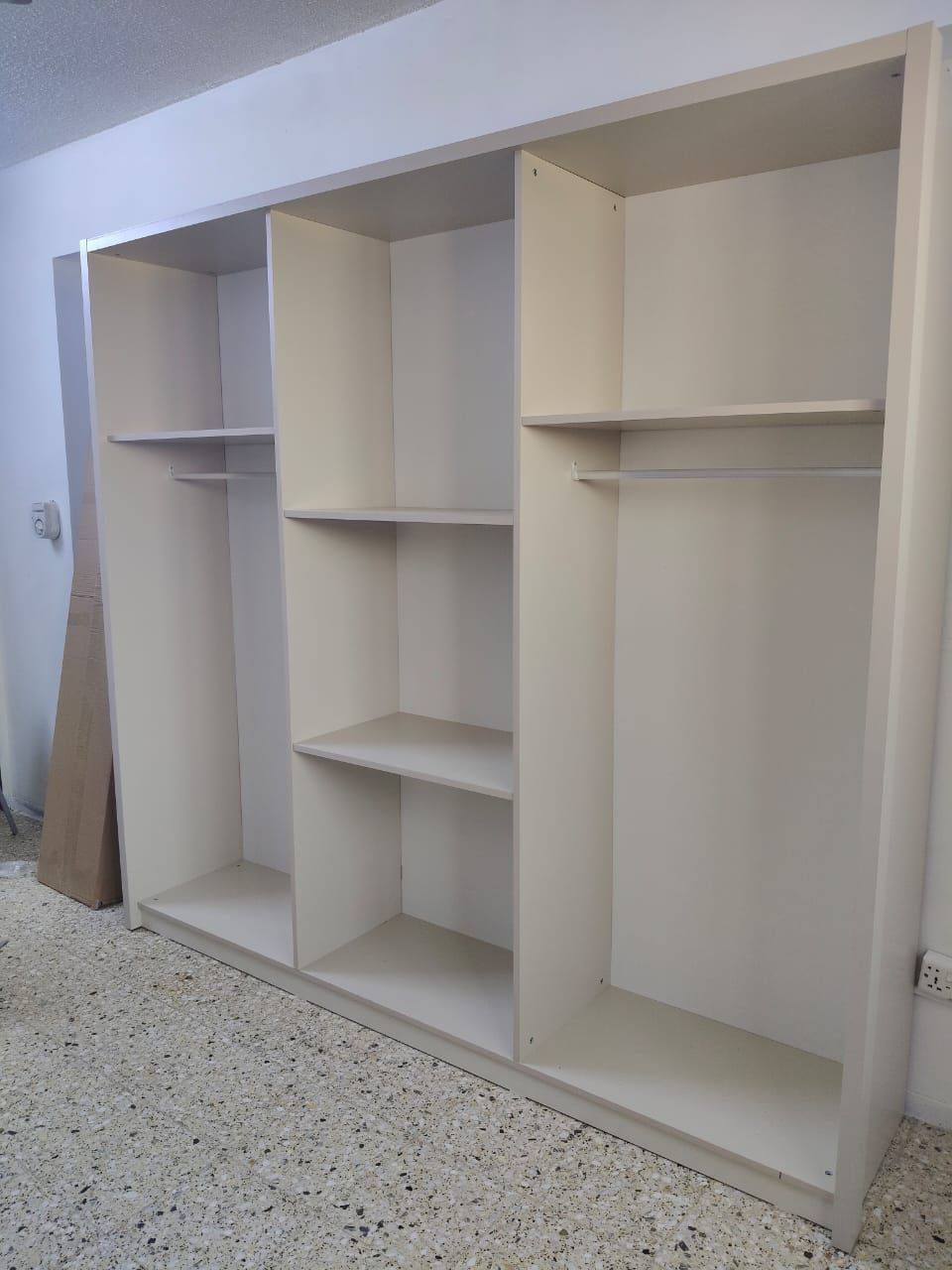 I’m selling a bedroom set in good condition, including:
- 6-door wardrobe
- Double bed with storage underneath
(Mattress not included)
All pieces are well-maintained and ready to use. 
Feel free to message me for more details or picture أربيل, العراق


**إذا كنت صاحب هذا الإعلان وتريد حذفه لأي سبب، رجاءا أرسل رسالة إلى الدعم الفني**
