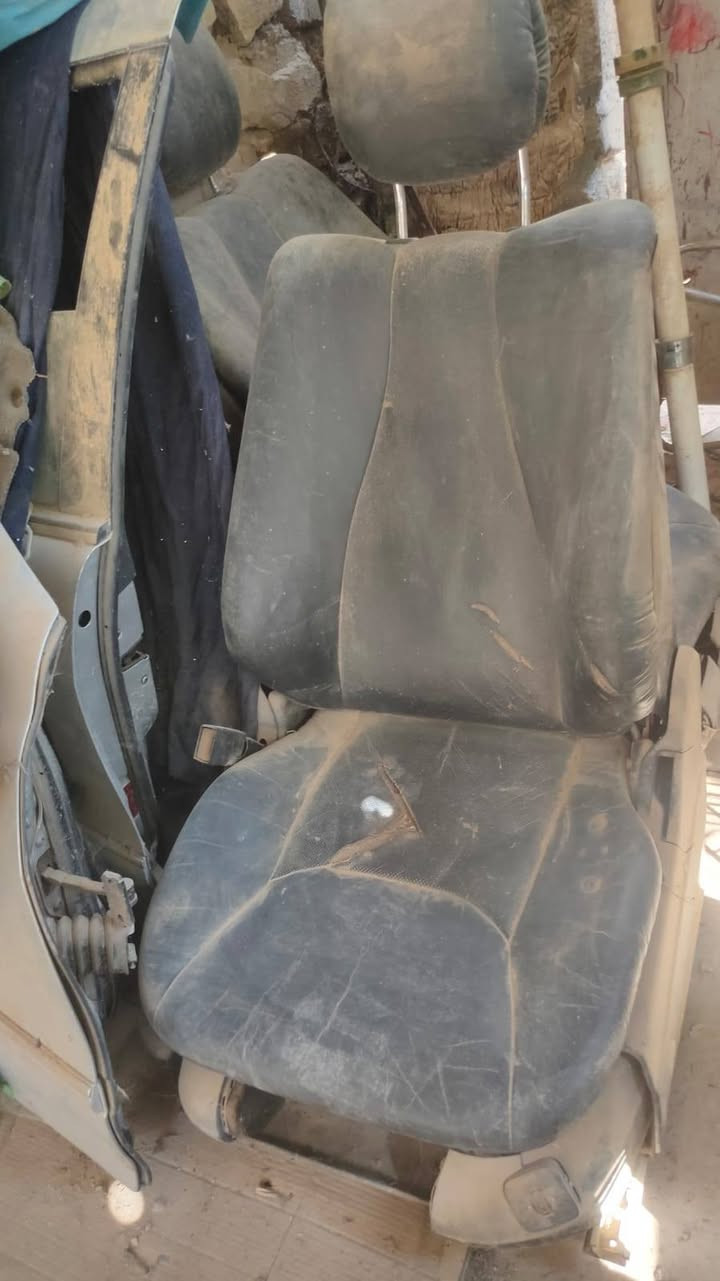 السلام عليكم غراض مارسدس غواص مديل 2000غراض نضاف بس يحتاجن ترتيب
بنيد امامي 
بنيد خلفي 
تخم كشنات نضيف بس الكشن مال سايق بي شك زغير 
جاملغات اماميه 
و٤ بيبان نضاف هنه والبطانه مالتهن والكهربائيات 
للبيع السعر 2مليون وبيهن مجال ابيعهن كلهن سويه 
مكاني بصره كرنه للتواصل خاص او علا هاذ الرقم 
***********
