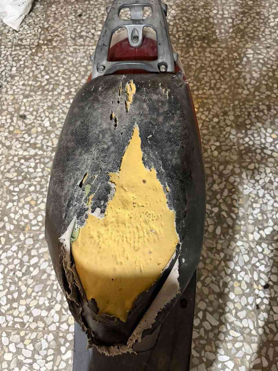 السلام عليكم للبيع دراجه عصفوريه 
شغاله سلف وهندر باتري جديد زوج تاير جديد كابريتر ابلا سلف ابلاد 
دشبول عاطل ولايت عاطل وكشن يحتاج دوشمه 
مكاني بغداد الدورة السعر 190الف 
***********
