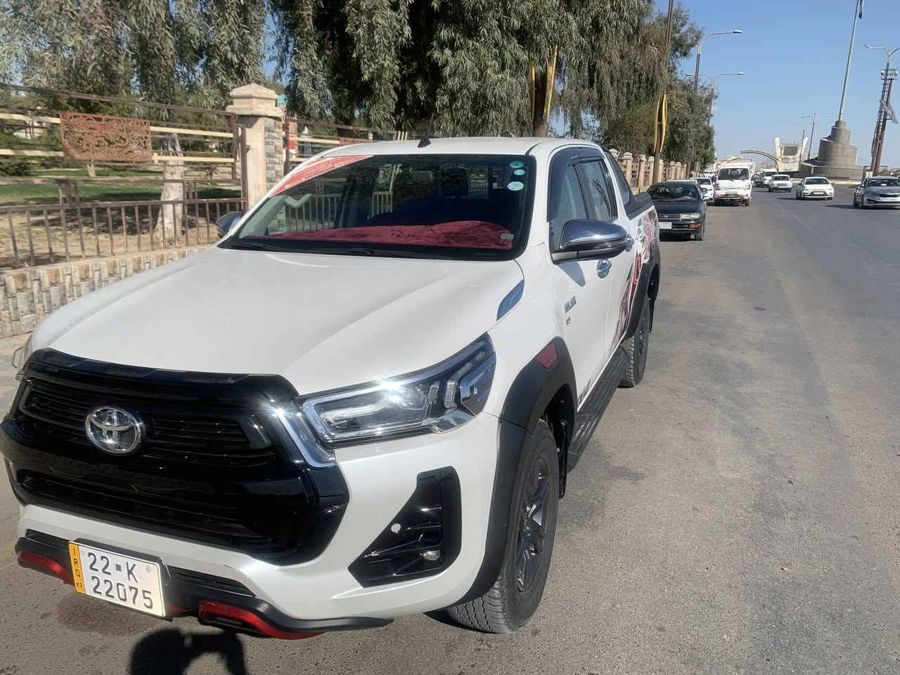 السلام عليكم 🚗 للبيع: تويوتا هايلوكس SR5 - محرك V6 موديل 23
• النوع: تويوتا هايلوكس (Hilux) خليجي.

• المحرك: 6 سلندر (V6) قوي جداً واقتصادي.

• نظام الدفع: 4x4 (دبل قمارة).

• الفئة: SR5 (معدلة بنظام Adventure).

• اللون: أبيض لؤلؤي مع لمسات سوداء ملكية.

✨ المميزات الإضافية:

• التصميم الخارجي: وجه أسود (Black Edition) مع تطعيمات باللون الأحمر الرياضي على المصد الأمامي.

• الإضافات: حماية للمداقر (Fenders)، دوسات جانبية أصلية، وقمارة خلفية (Roll Bar) رياضية.

• الحالة: السيارة بحالة الوكالة (نظيفة جداً)، الإطارات والويلات بحالة ممتازة.

• المقصورة: تغليف حماية للملحقات الداخلية (الماشية)، مع كشنات مريحة وتبريد ثلج.

• الإضافات العملية: مجهزة بهوك خلفي للسحب وتغليف للحوض 

السعر :370 

ماشيه :36 

السياره مكفوله 

للتواصل على الرقم :***********
