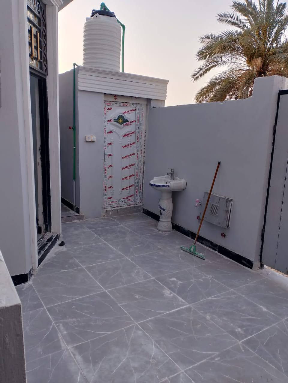 / دار سكن للبيع/ المساحه 130 متر نوع لعقار طابو زراعي بأسم عراقي/ وكاله ونسخه من طابو /بناء جديد درجه أولى / يحتوي على غرفتين وصاله ومطبخ واستقبال وصحيات داخليه وخارجيه / الموقع البصره ابولخصيب حمدان لبز قرب جامع فاطمة /كافت الخدمات متوفره / السعر (60 مليون وقابل للتفاوض) ***********
