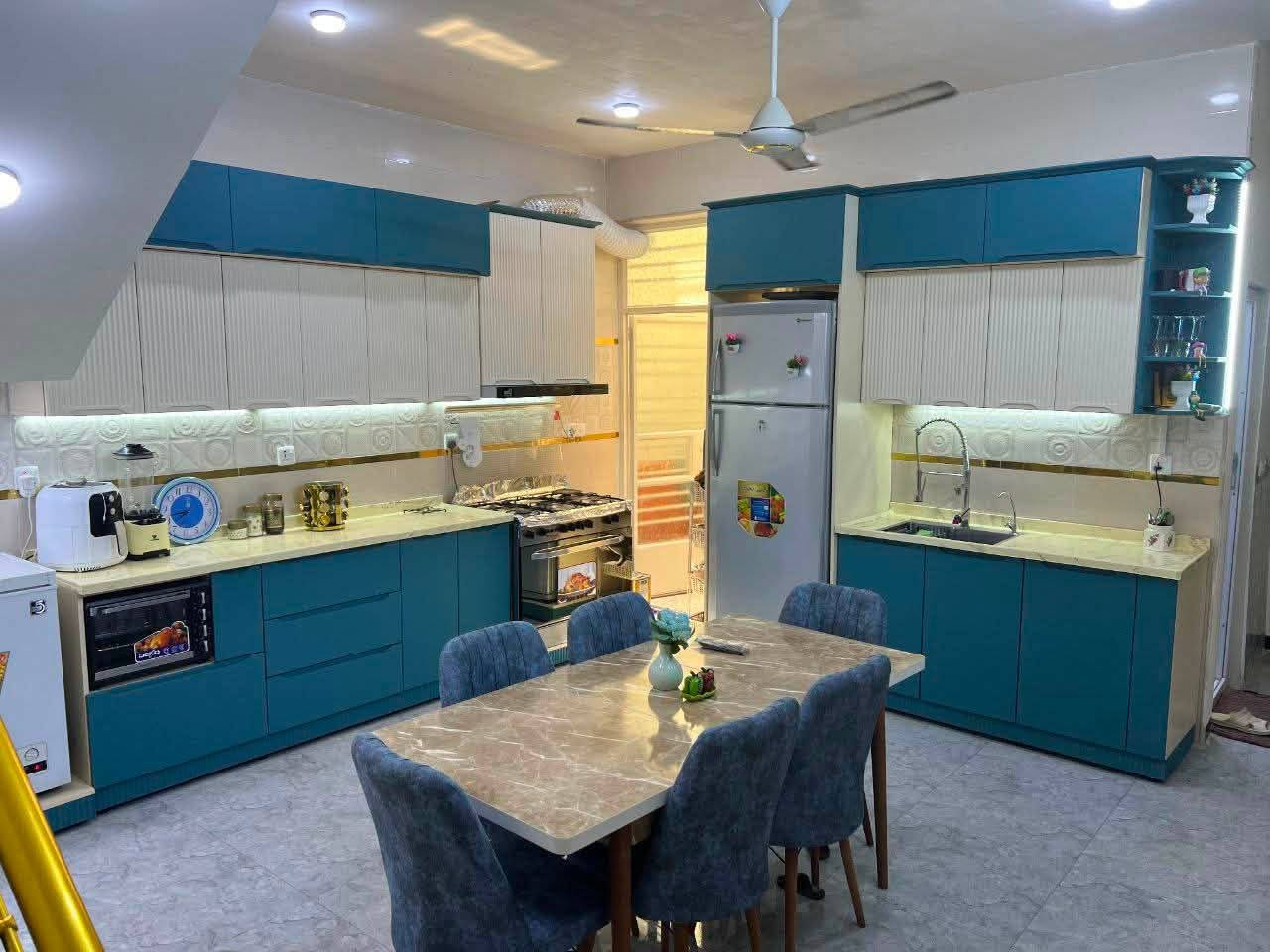 🏡✨ فرصة مميزة للبيع – بيت حديث✨🏡
زراعي سند 25 قرار محكمه 
📍 بغداد – الدوره شارع 60  

قرب أسواق النورس 

📐 المساحة: 100 م²
📏 الواجهة: 5 
📏 النزال: 20 

🏗️ بناء 2025  – تصميم عصري وديكورات حديثة

🔹 الطابق الأرضي: استقبال أنيق + مطبخ عملي + صحيات +غرفة نوم 

🔹 الطابق الثاني: 3 غرف  نوم + صحيات
🔹 الطابق الثالث: بيتوته + سطح

✅ خدمات كاملة (ماء – كهرباء – مجاري )
📜 طابو زراعي – سند 25

💰 السعر: 185 مليون وبي مجال 

🚨 بيت نظيف وبسعر مناسب مقارنة بالموقع 🚨

📞 للاستفسار الاتصال على:
***********
متوفر واتس اب
