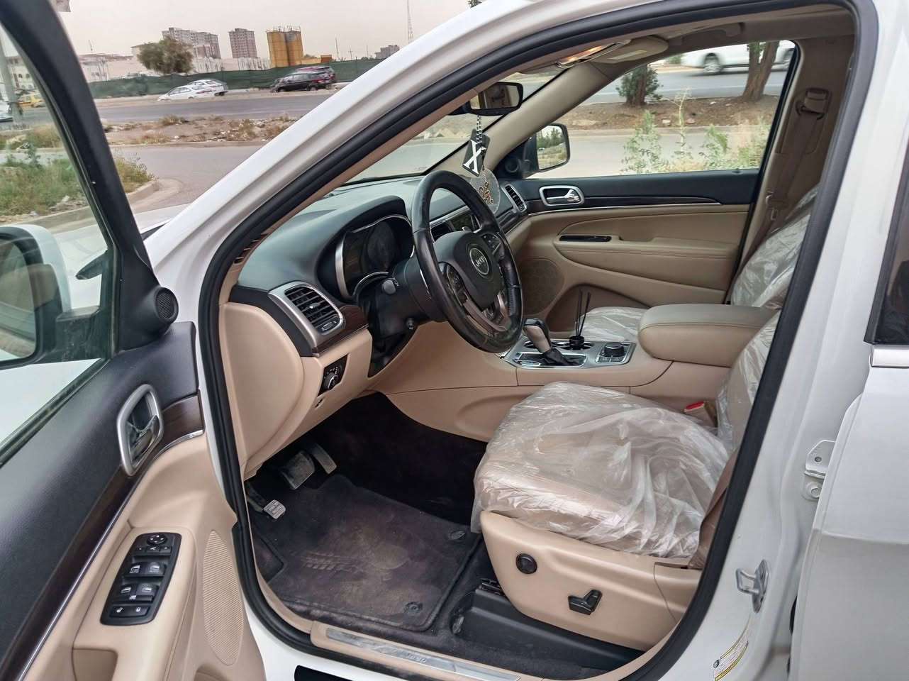 السلام عليكم جيب موديل 2018 وارد خليجي رقم بغداد باسمي تحويل ثانيوم ماشيه ٧١ الف فول مواصفات ماعدا الجكات بيها بارد  ممبين والسونر موجود بل منشور سياره جديده كلش كير ومحرك مكفول تايرات جدد السياره جديده كلش السعر ٢٥٥  عنواني بغداد السيديه مجمع ٦ قرب مدينه الالعاب
رقمي ***********
