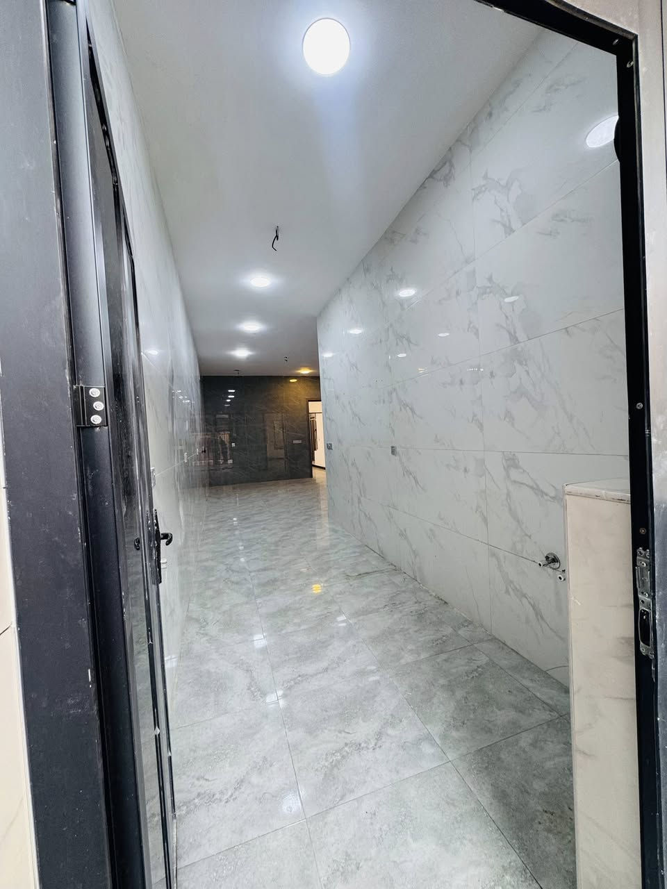 #السلام عليكم 
🏠#دار_للبيع   120متر واجهيه،6متر نزال 20متر
 بناء طابقين حديث 
يحتوي البيت. ع[3غرف نوم -استقبال -صحيات عدد 2- صالة- ومطبخ] البيت شغل درجة اولى 
مع كامل الخدمات
🔴ملاحضه البيت جاهز للسكن 🔑
⬅️نوع العقار  طابو زراعي سند 25 اقرار محكمه 
⬅️العنوان #بغداد_الدوره_البوعيثه   
مجمع شواطئ دجلة 
🔴للاستفسار  خاص او الاتصال ع الرقم 

 ☎️***********
☎️***********
