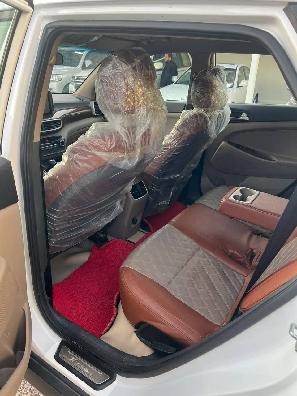 توسان 2020 
ماشيه 82 رقم بغداد 

اللون مميز بالتوسان ( ابيض صدفي )

السيارة فول عدا الفتحه  

لايت 5 عدسات 

سايد بريك بل رجل 

بصمه تشغيل 

بصمه بالابواب الاماميه..

نظام ترحيب بالسياره عن قرب..

ويل كب الكبير 

محرك 2000

تبريد قطعتين...

شاشة

ثلاث انظمه قياده

يدات نيكل 

كشنات كهرباء

لدات بل مري ترحيب

 لدات أماميه لايت عدسات

بك لايت لد 

داش كام 

مري شفط

اشاير بالمري

حساس خلفي 

السعر ( 208 )  وبيه مجال بسيط 

رقم الهاتف ‏***********
العنوان الرمادي ( حصيبة الشرقية )
