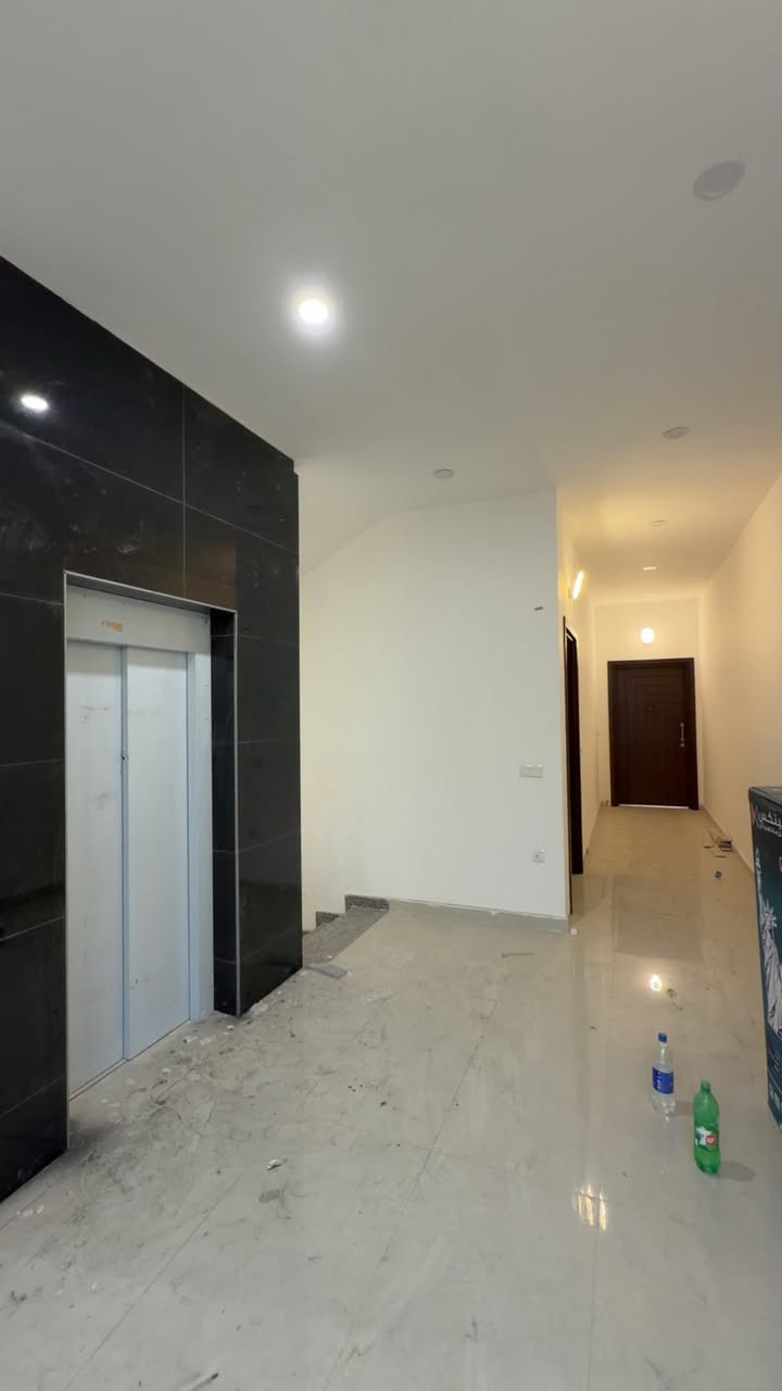 شقق للايجار 
شارع المطار خلف جامعة المشرق 
مجمع الضباط السكني 
الايجار للعوائل فقط🔺
تحتوي البناية على 12 وحدة سكنية 
وكراج 
ومصعد 
وتتوفر كل شقة سبالت وكاونتر 
الاتصال على الارقام التالية 
***********
***********
