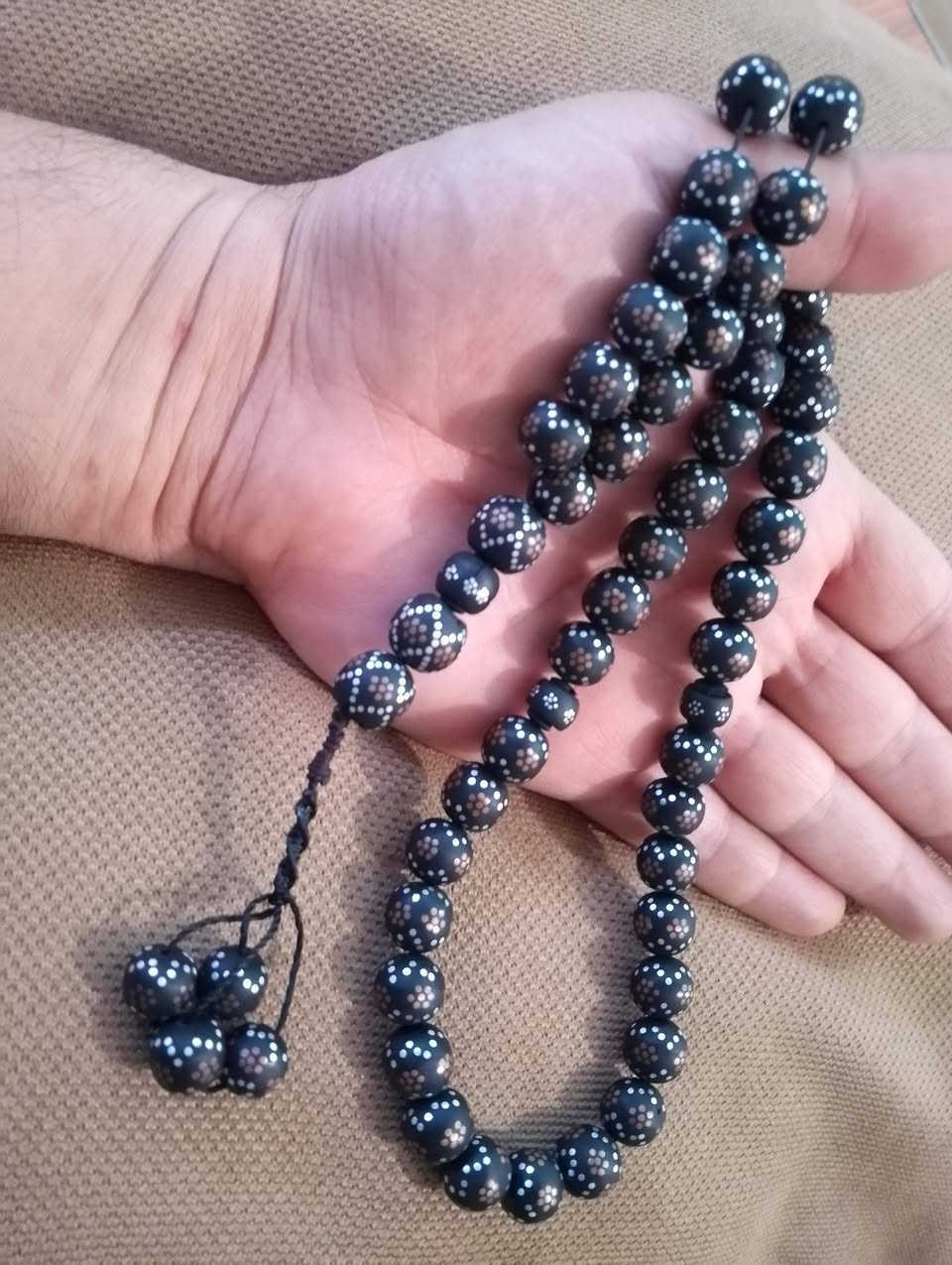 مسبحه من خشب الابنوس الافريقي 
تطعيم بالقلاي والمينا عدد 51 و48 حبه الطول 33سم 
سعر المسبحه 25 الف واصل بغداد وللمحافظات ***********
