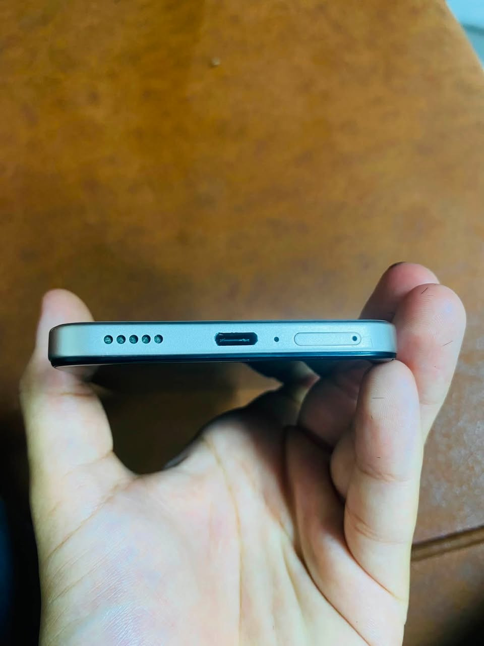 اونر اكس سبع دي 
الشاشة: 6.77 بوصة من نوع TFT LCD، بدقة 720×1610 بكسل، مع دعم معدل تحديث 120 هرتز لتقديم تجربة تصفح سلسة.  
 المعالج: يأتي بمعالج Qualcomm Snapdragon 685 (ثماني النواة).  
 الذاكرة والتخزين: يتوفر بخيارات متعددة، تصل إلى 8 جيجابايت رام و256 جيجابايت ذاكرة تخزين داخلية.  
 الكاميرات:  
 الخلفية: عدسة رئيسية بدقة 108 ميجابكسل + عدسة عمق بدقة 2 ميجابكسل.  
 الأمامية: 8 ميجابكسل.  
 البطارية: سعة ضخمة تصل إلى 6500 مللي أمبير، مع دعم شحن سريع بقدرة 35 وات.  
 نظام التشغيل: أندرويد 15 مع واجهة MagicOS 9.0.  
 المتانة والأمان:  
 مقاوم للغبار ورذاذ الماء بمعيار IP65.  
 يتميز بهيكل مصمم لتحمل الصدمات (مقاومة السقوط).  
 بصمة إصبع مدمجة في زر الطاقة.
ملحقات كامله 
مكان الكوفه 
سعر 225 
***********

