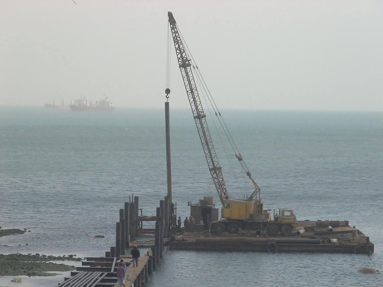 سلام عليكم عملي طرق ركائز بجميع انواعها وتنفيذ الجسور الحديديه واعمال الميكانيك الاستفسار أتصل على الرقم ***********
