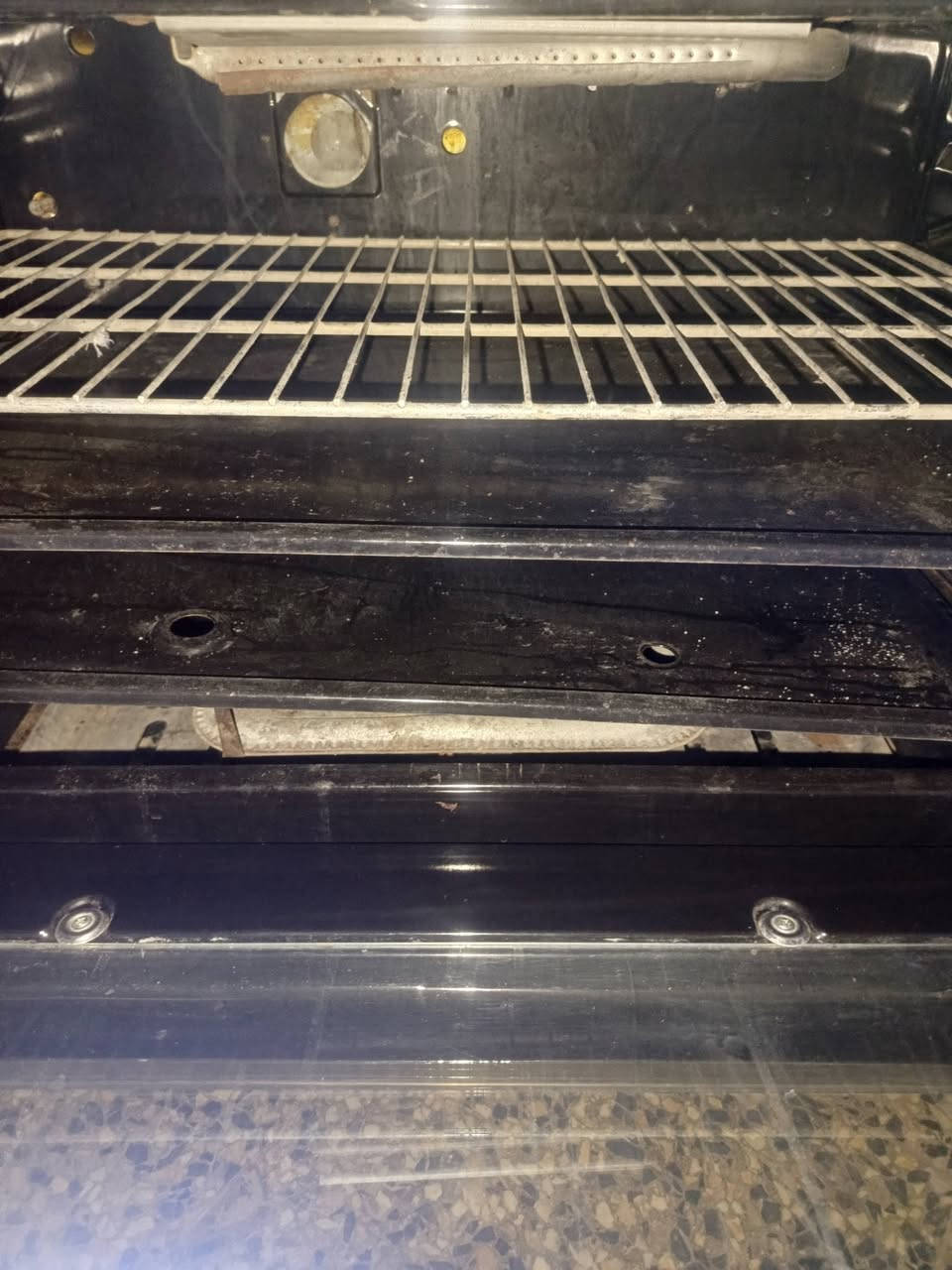 السلام عليكم طباخ فريش نظيف بعده جديد  مستعمل شيء قليل كله شغال اي ضرر ما بيه خمس عيون شغاله فران اثنين الجو فوق شغال مكاني نادر الثاني على الخدمي فرع قيس ابو السمك ***********واتساب
