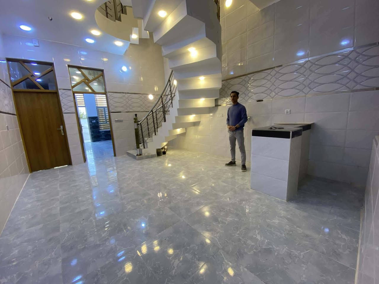 تطبيك كافة السيراميك وأرضيات الكاشي والمرمر والكرانيت والبورسلين والدرج وأعمال  الترميم وعمل لوح البورسلين شغل درجه اولى 
‏‪***********‬‏
