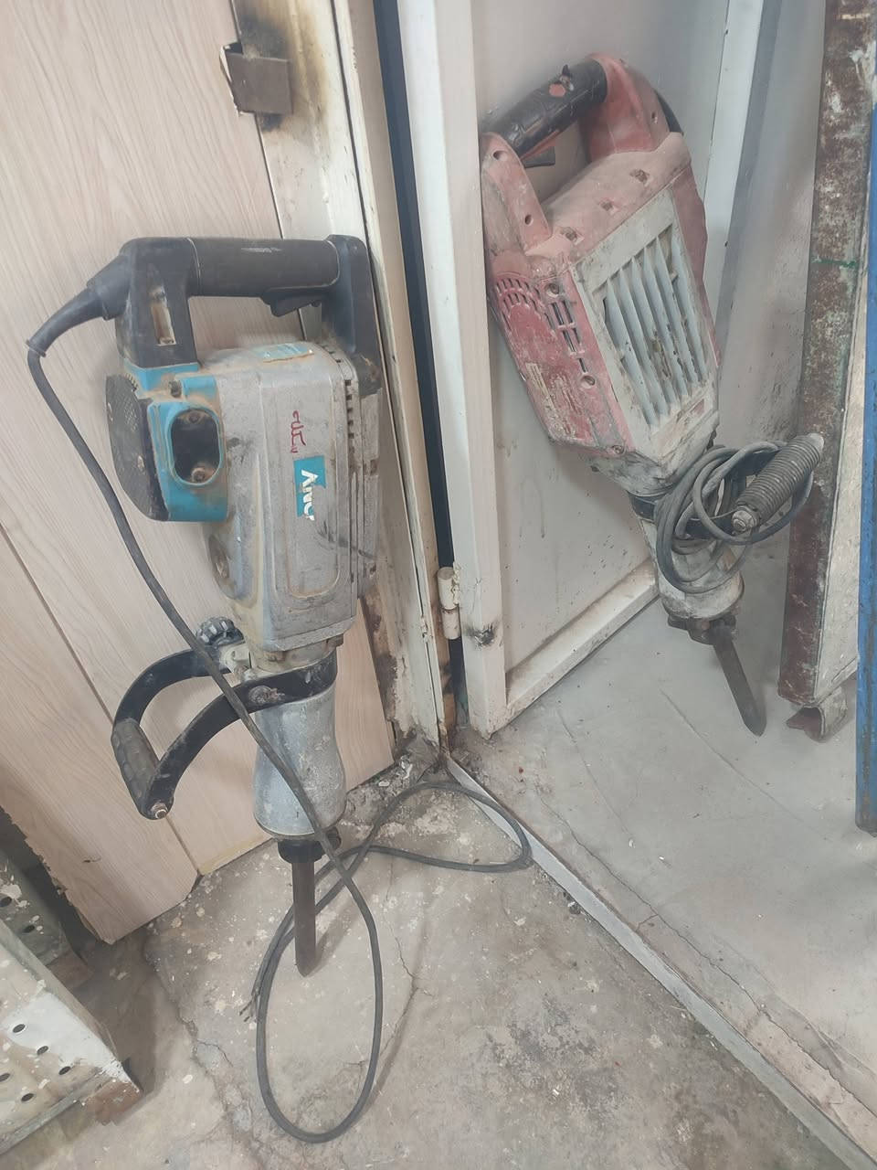اقفاص 120 عدد 3 + همر كسار عدد 3+ همر كسار كبير عدد 2 للبيع ***********
