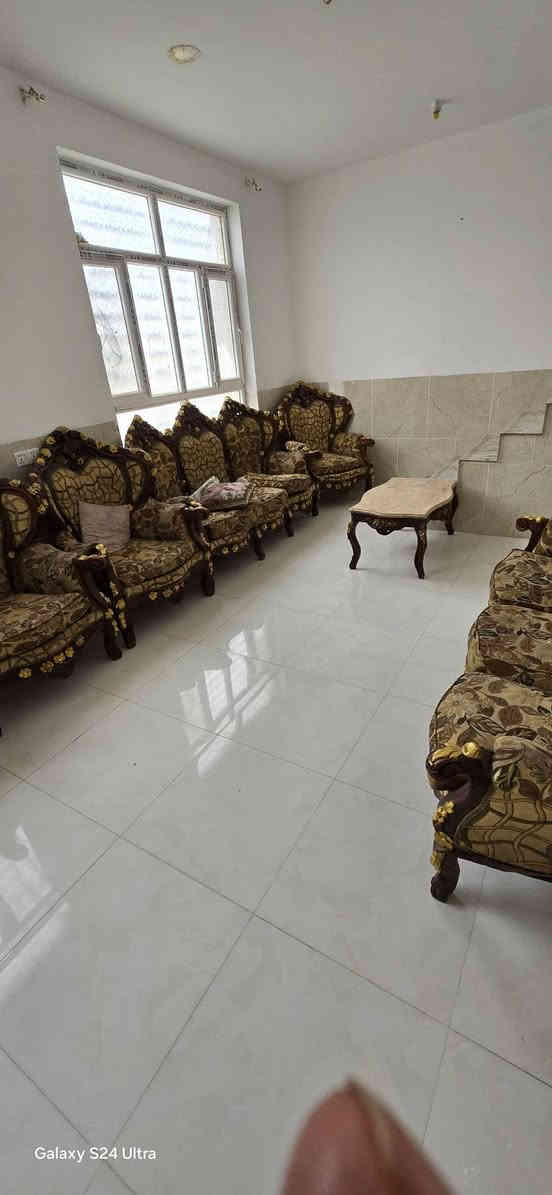 شقة للايجار في الكوت الزهراء مساحة ١٣٠ م 
٣ غرف نوم 
استقبال 
مطبخ مفتوح على الهول 
صحيات عدد ٢ 
العنوان. الزهراء شارع المدارس قرب مدرسة الخالدة 
للاستفسار اكثر اتصل على ***********
