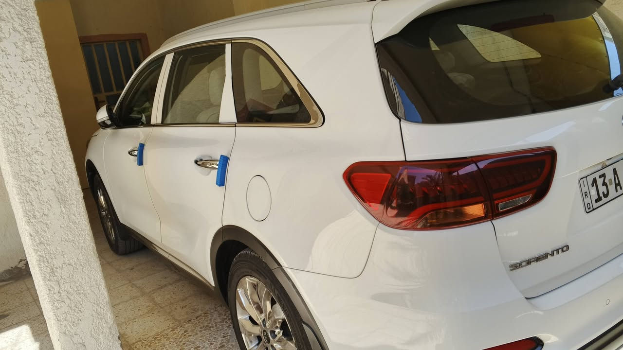 سورنتو ٢٠١٨ خليجي رقم ميسان بإسمي 
محرك 6 سلندر 7 راكب بصمة تشغيل وأبواب و جنطة كهرباء  تبريد 3 قطع كاميرا وحساسات خلفية/أمامية ومري شفط و ترحيب بيها بارد موضح بالصور مكان السيارة في العمارة
***********
