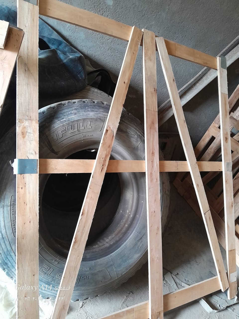 الواح خشب يرهمن اقفاص دجاج طيور العدد٩ مترين×متر ونص وثنين منهن متر×متر ونص العنوان منشأة نصر ***********/***********
