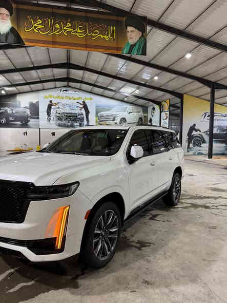 سلام عليكم 
CADILLAC , ESCALADE , SPORT 23 
وارد أمريكي بيهه قطعه وحده فقط جاملغ أمامي 
فول مواصفات للأخير مكينه 6.2L ماشيه بل 40 الف رقم أربيل بأسمي 
السعر (  $68000 الف دولار   ) او بيهه مجال للأستفسار (***********) متواجد واتساب 

( ملاحظه السياره للبيع و المراوس حسب القناعه + مكان السياره كربلاء حي الحسين  )
