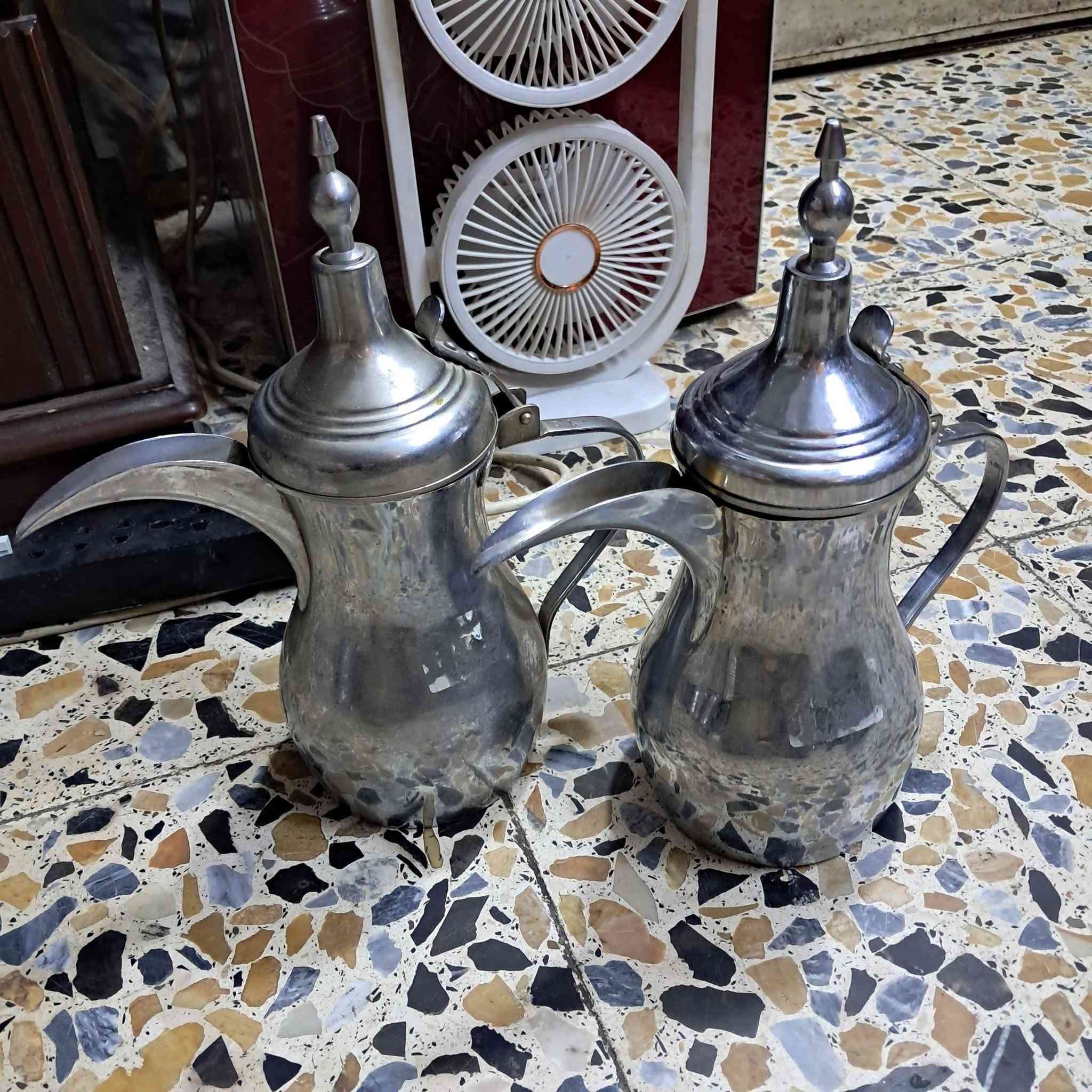 السلام عليكم  دلال كهوه عدد ٥ ٢ رسلان باكستاني  ودله حب الرمان هندي ودلة السيف ودله العساف كلهن شلعه وحده السعر ١٠٠ الف غير قابل للتفاوض الحجز الاتصال على***********بغداد
