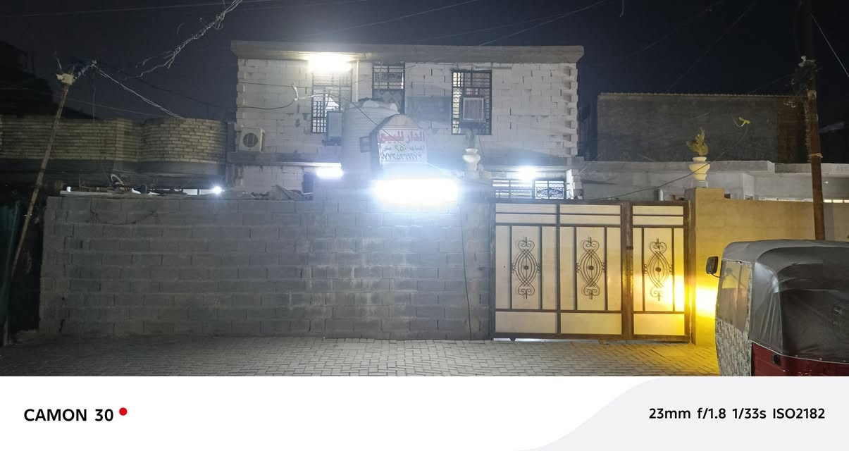 السلام عليكم بيت في حي الرحمه مساحه 250 بيت مسلح بناء جديد يحتوي علا 5غرف نوم +وحده ما كامل سكف سندويش ستقبال +صاله يحتوي علا صحيات +حمام3 منور 1+ترك كراج كبير رقمي ***********ابو سيف
