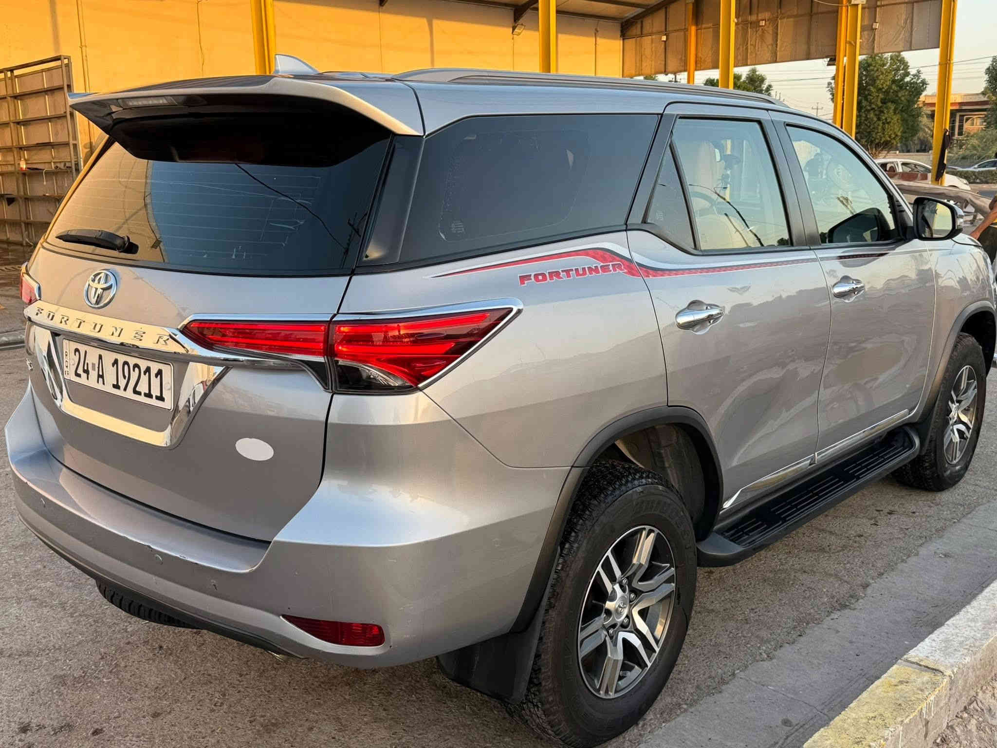 السلام عليكم 
تويوتا فورتشنر 2019 فول ١ع وحد
ماشية 115 الف كيلو وقابل للزيادة 
#شركة SAS  باسمي 
-محرك 4 سلندر VVTI.2700
2-بصمة دخول ذكي
3-فورويل +قفل دفلوك 
4-كير اوتو +شفتات ستيرن ترجيع نمر
تحكم استيرن جهتين
5-وضعيات قيادة Eco+PWR
6_نضام مانع انزلاق 
7-حساسات خلفي 
8-مري كهرباء شفط +اشارة 
9_شاشة كبيرة Car play
10-كامرة بلاد +GPS 
12-منفذ شحن 
13-ثلاجة 
14-صاج +ستيرن حياكة 
15-عوارض اعلى سقف المركبة 
16-المصد الأمامي كروم +بطانة محرك 
18-بك لايت LED
19-كروز مثبت السرعه 
20-قطع تبريد عدد 3+ لوحة تبريد بيانو 
21-عدد المقاعد 7 
22-ويل كب  17

السعر  278 ورقة 

ابواحمد 
***********
