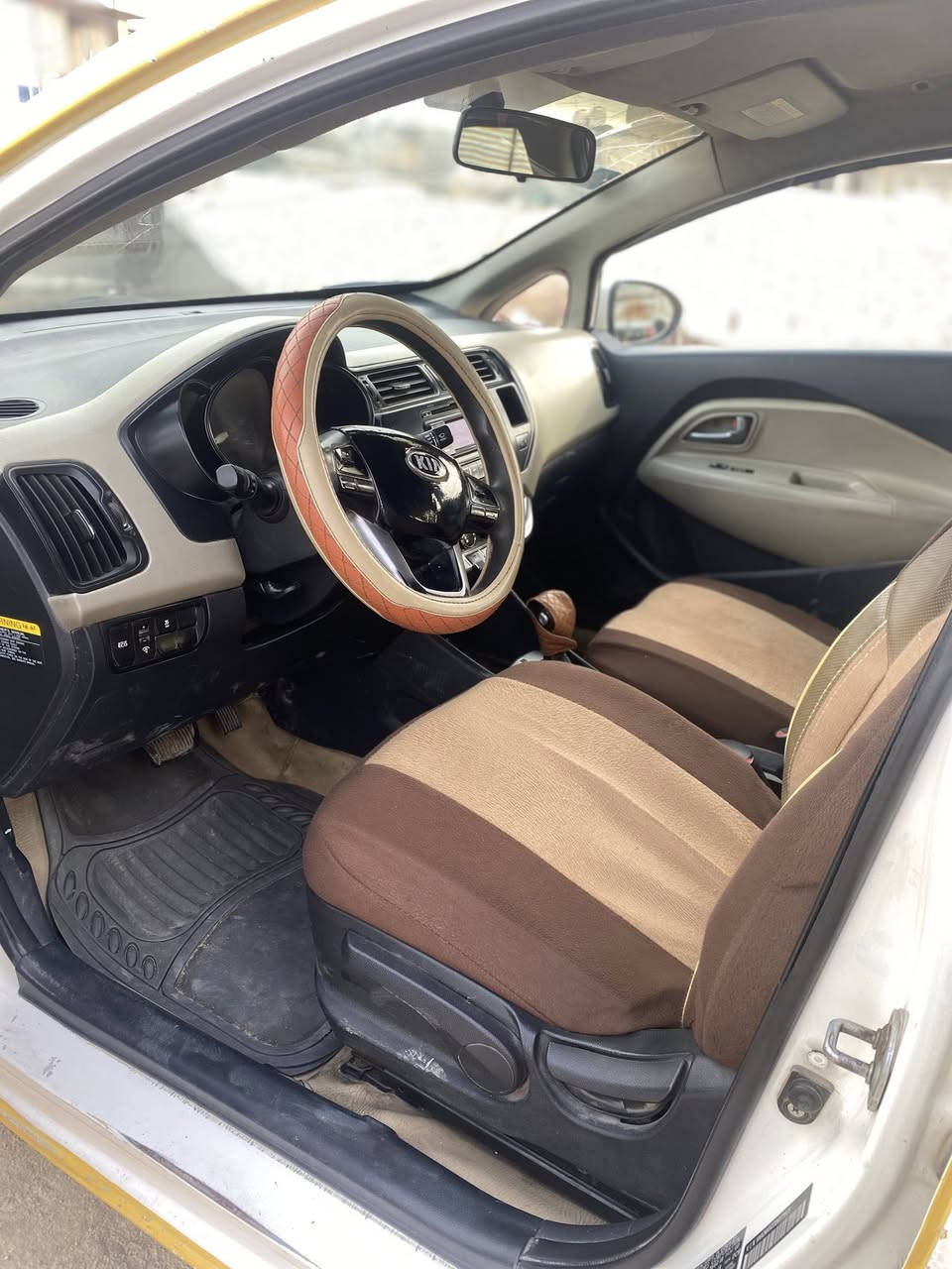 السلام عليكم ريو موديل 2013 مكينه جئ تي اي 1600 مكيه بيها صوت خفيف كير وتبريد خير من الله تخم تاير جديد السياره حلوه ومال بيت رقم بغداد أنكليزي سنويه لحد 2029 حادثه جاملغ ايسر امامي بدون دواخل 
العنوان بغداد الحسينيه الراشديه رقم الهاتف ***********
السعر 65 وبيها مجال
